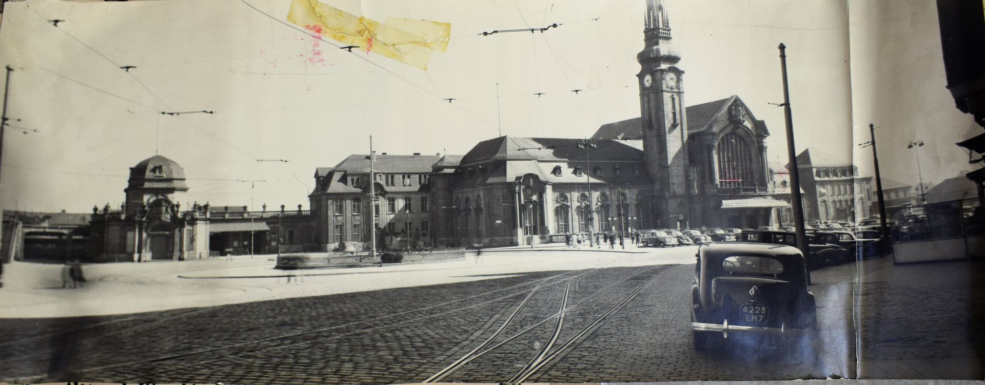 Null (车站）1930年代末梅斯火车站的照片，有汽车，背面有红色印章 "广告RECLAM Misch Ungeheuer Luxembourg"，用胶纸/折&hellip;