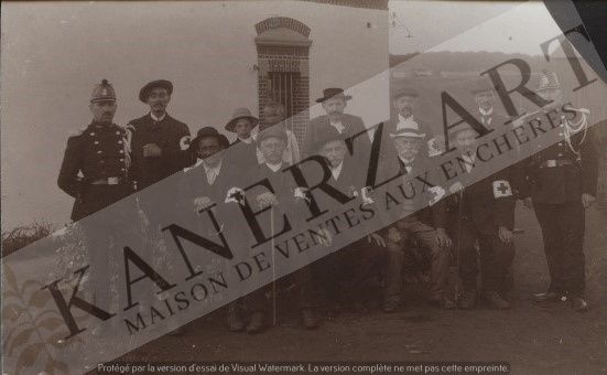 Null HARLANGE: Photo card 1914-1918, volunteers of the Red Cross and gendarmes