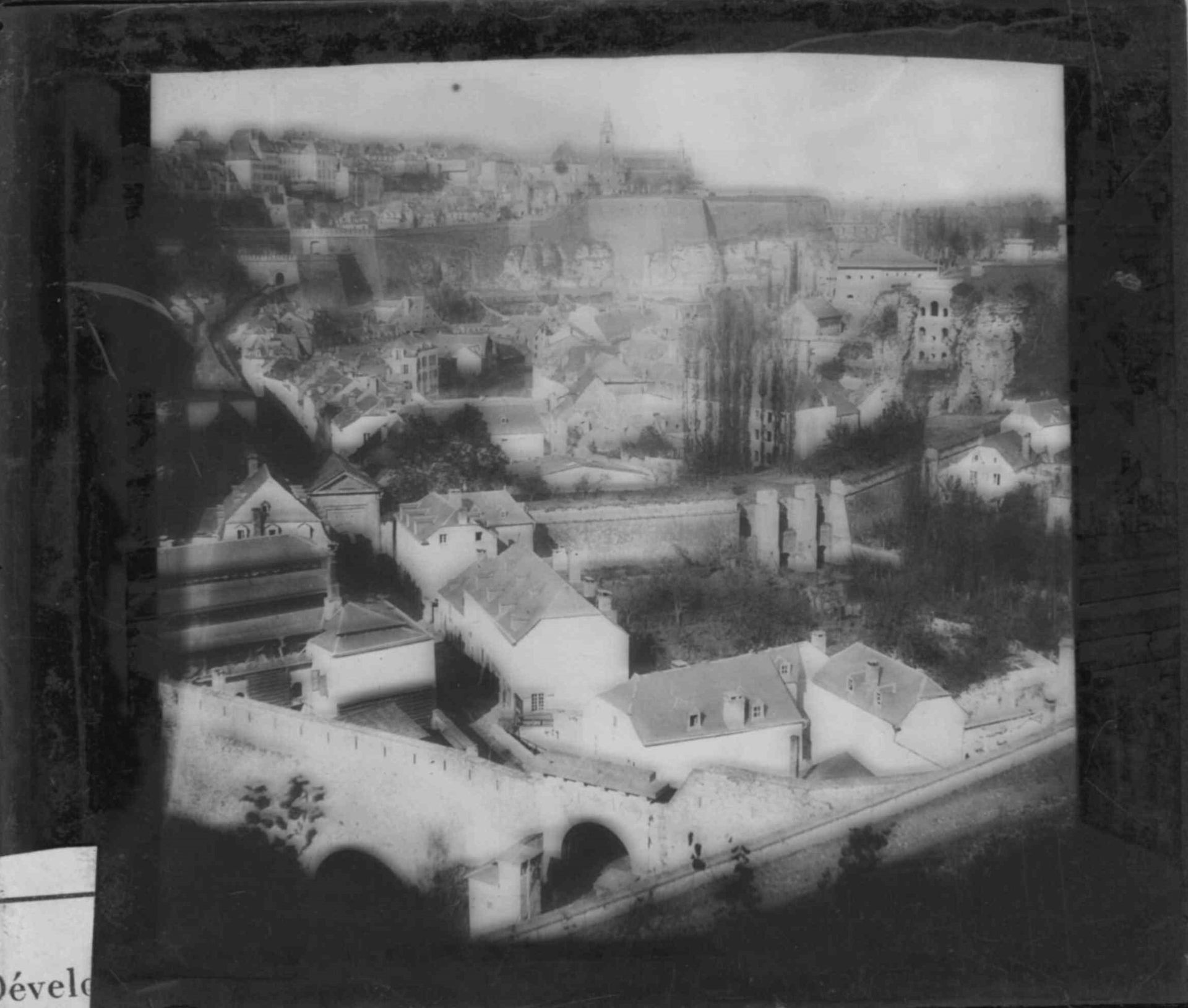 Null (玻璃板）玻璃板上的照片，三塔门的全景，1869年拆除前，9 x 10厘米