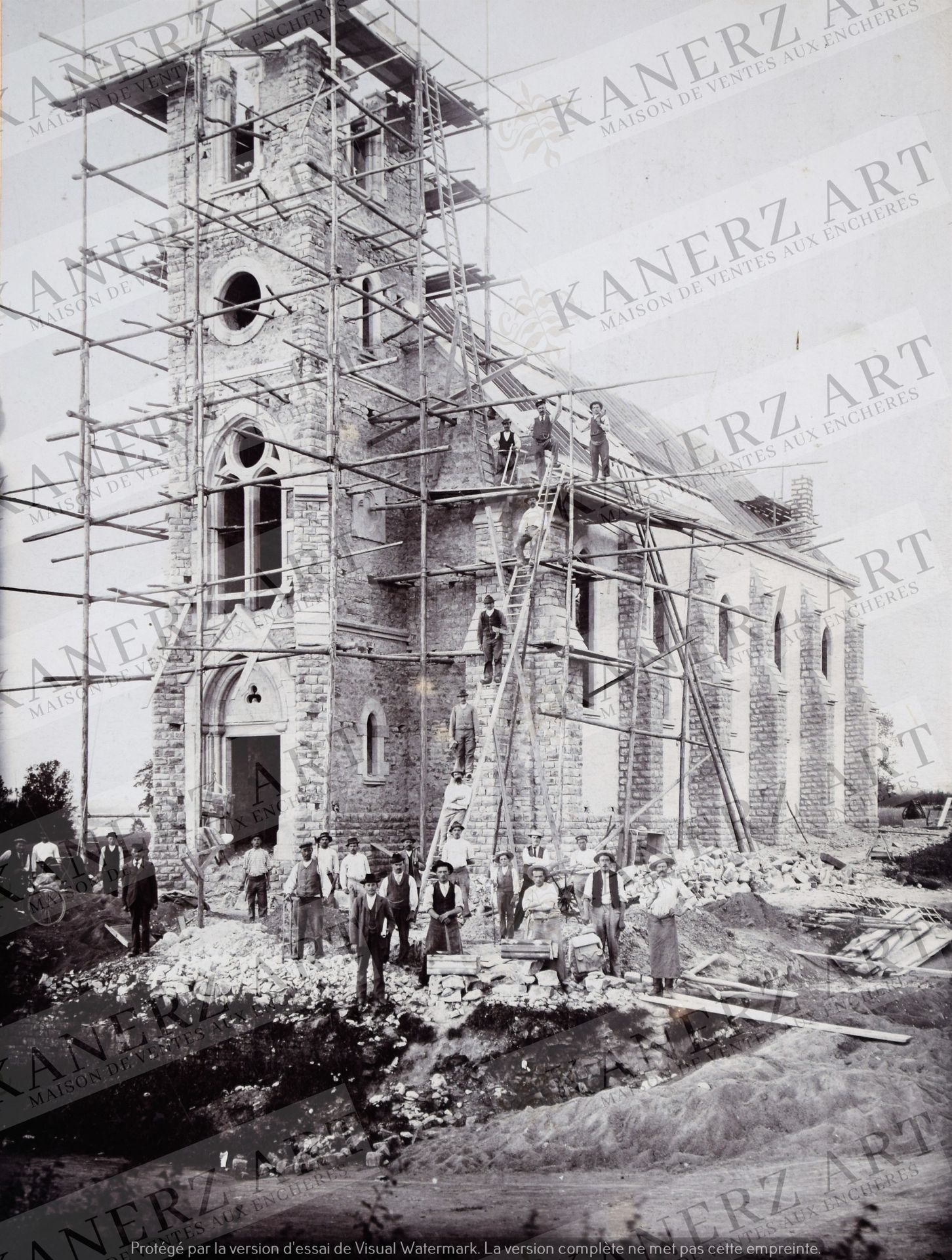 Null (照片)粘贴在坚固纸板上的大照片，照片上是在城镇附近建造的教堂，没有地点，也没有签名，约1910年，29.5 x 2厘米