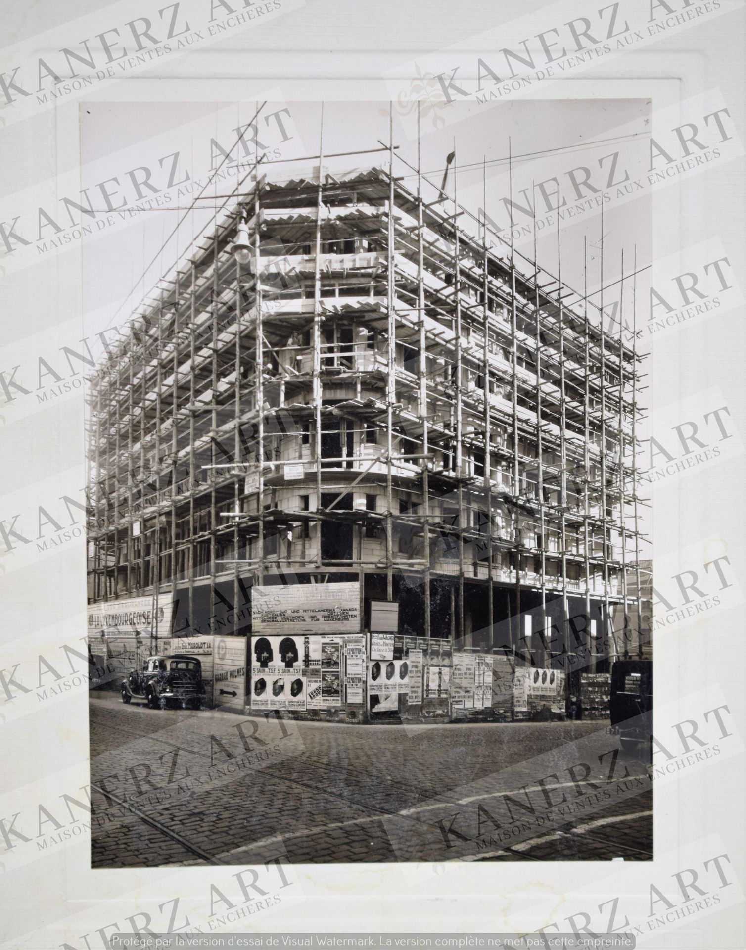 Null (摄影)粘贴在坚固纸板上的大型照片，拍摄者为摄影师Bernard KUTTER，日期为1933年，汽车和有趣的海报粘贴在栅栏上，22.5 x 16厘米