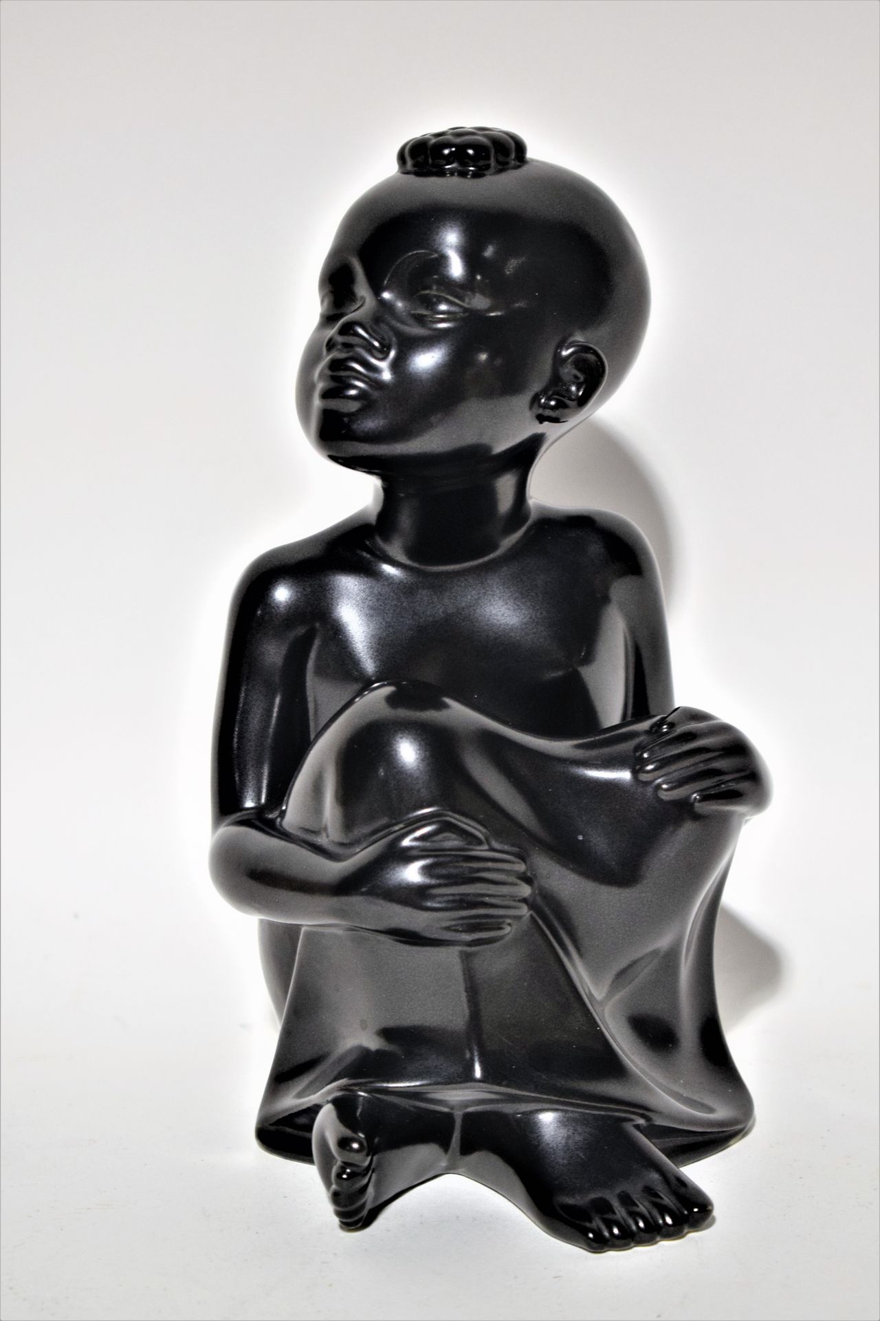 (VILLEROY BOCH) Pierre MEAUZE, Sculpture en faïence VILLEROY BOCH, jeune garçon &hellip;