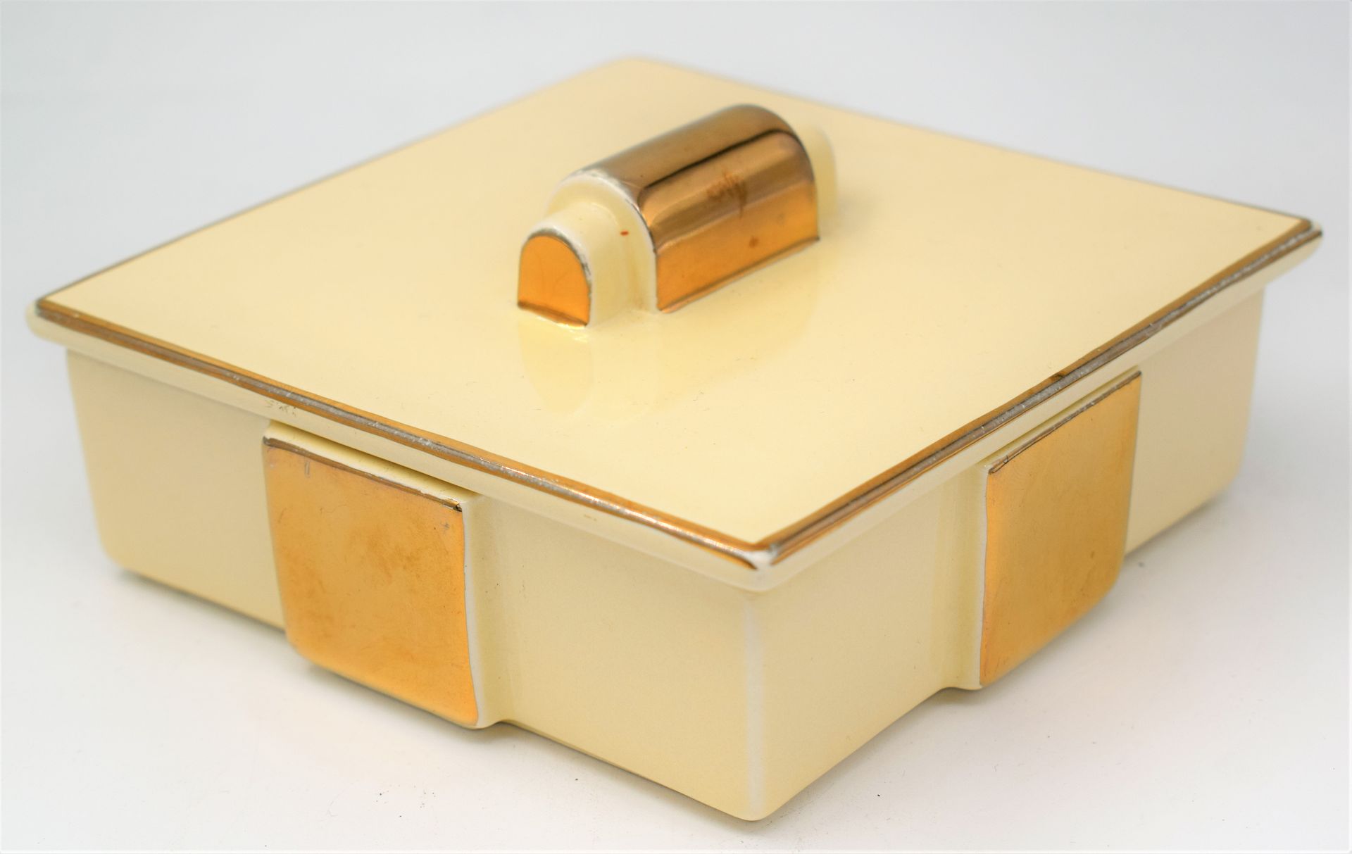 Null (VILLEROY BOCH) VILLEROY BOCH陶制糖果盒，奶油色和金边#384/2647，方形#170，年份30，方形12厘米，高4厘米