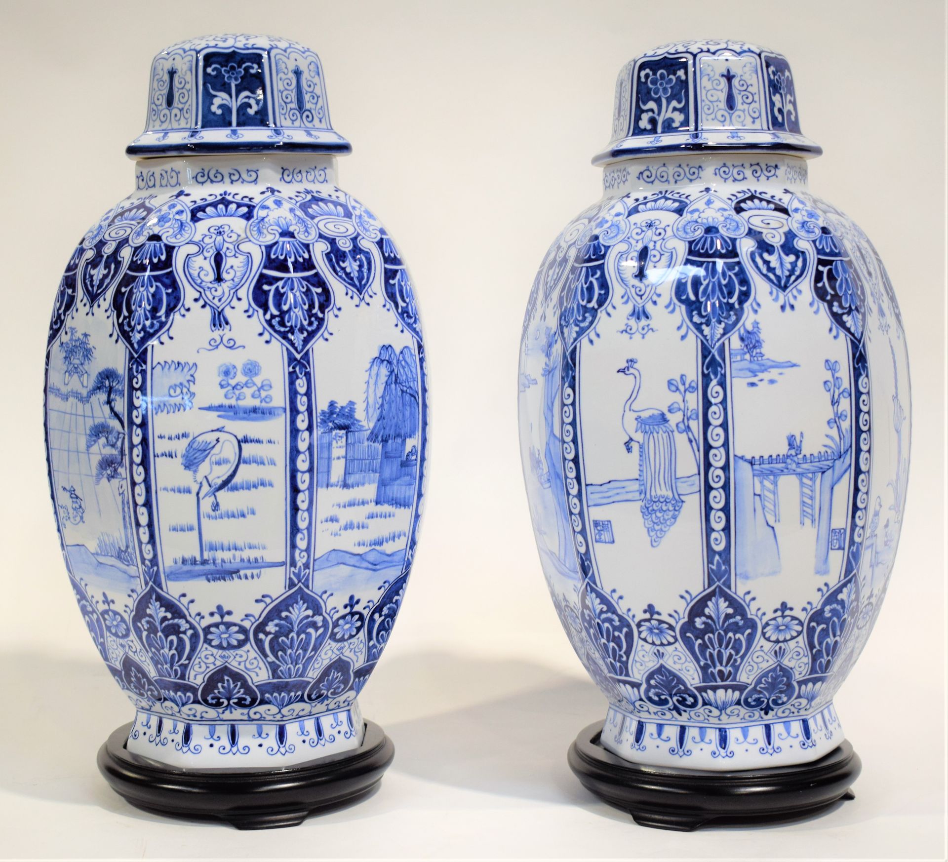Null (中国) 一对有盖花瓶，六角形底座，白瓷，蓝色的风俗场景装饰，中国，约1970年，底座下有蓝色标记，发黑的木质支架，高42厘米

|

(中国) 一对&hellip;