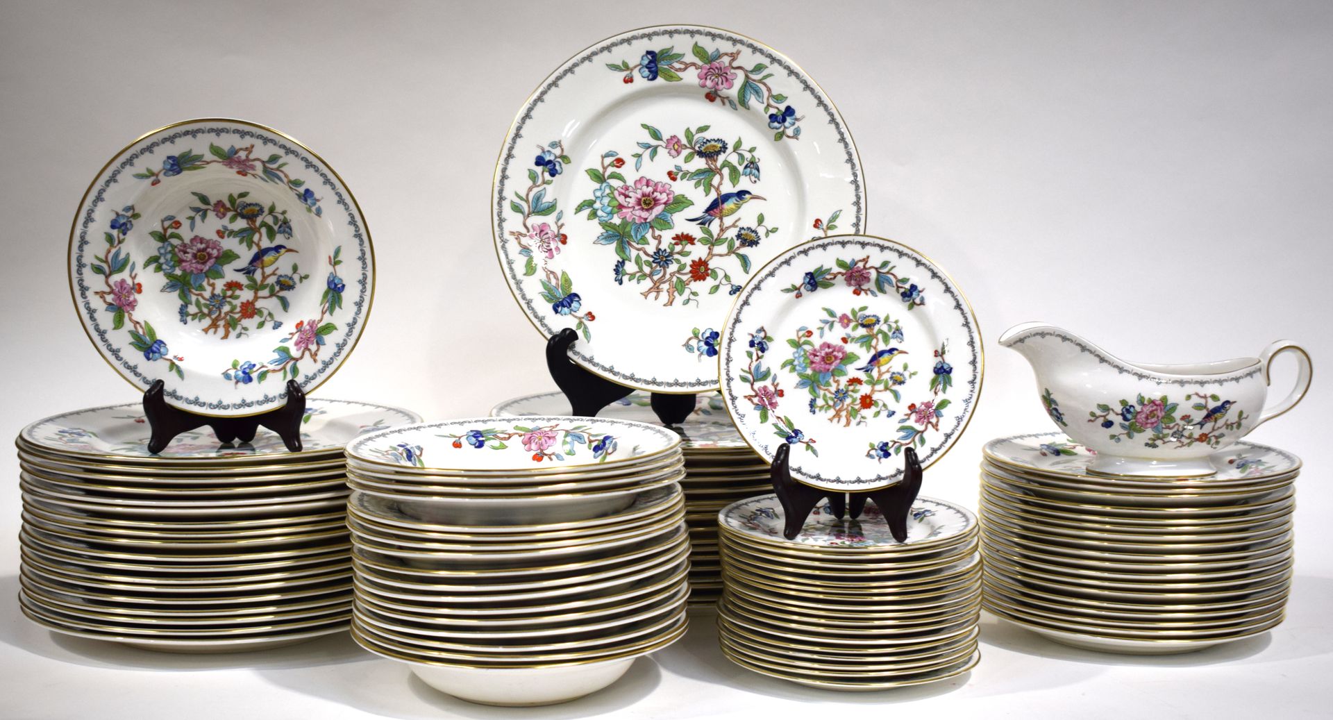 Null Aynsley PEMBROKE英国瓷器服务包括：18个汤盘（直径：20厘米）+18个甜点盘（直径：21厘米）+18个小盘（直径：16厘米）+36个餐&hellip;