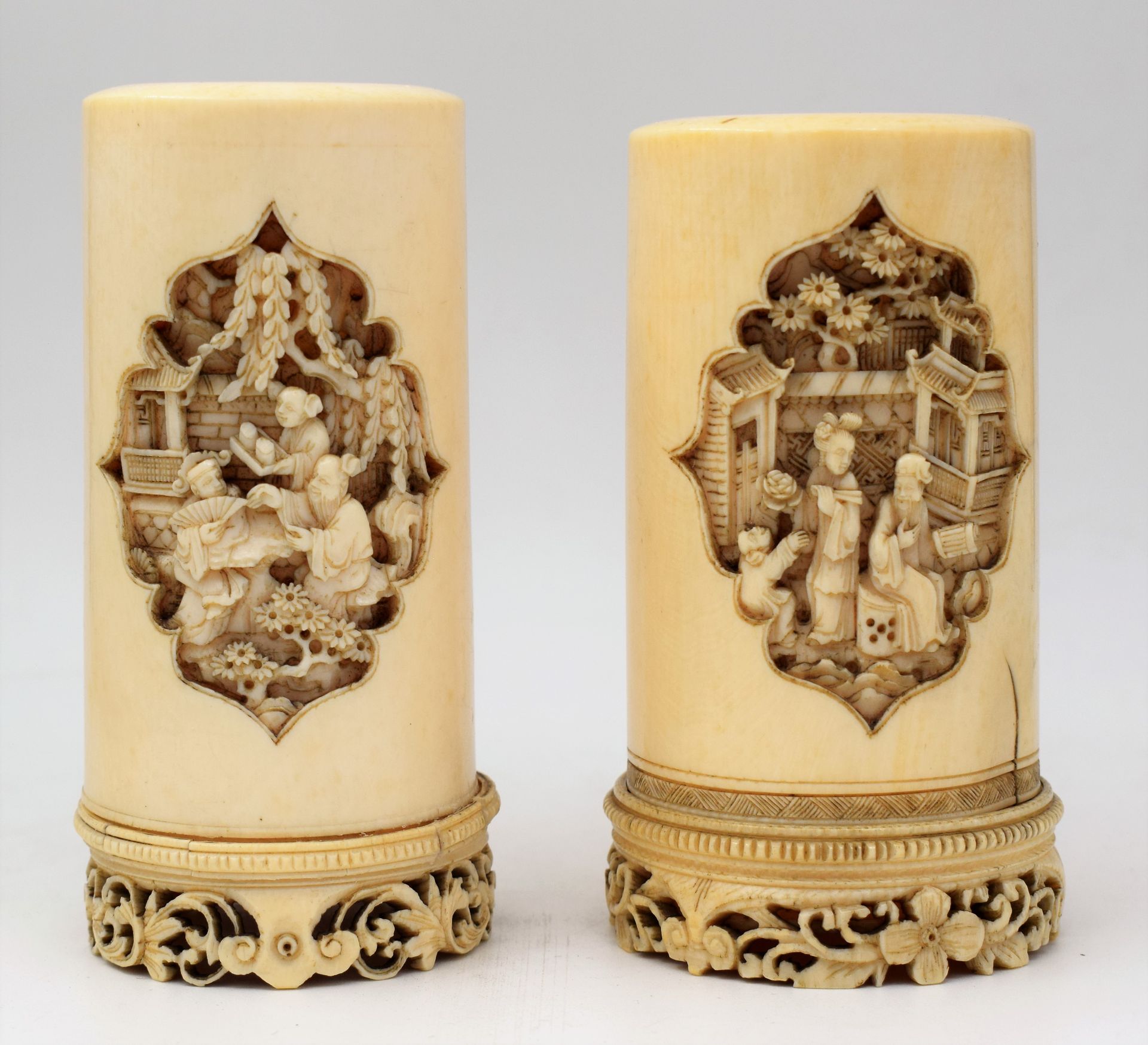 Null (中国) 两只象牙笔筒，中国，19世纪末至20世纪初，底部有镂空的花环，表面有2个刻有风俗场景的储物柜，高11厘米（粘有门楣，有裂缝）。



专家：&hellip;
