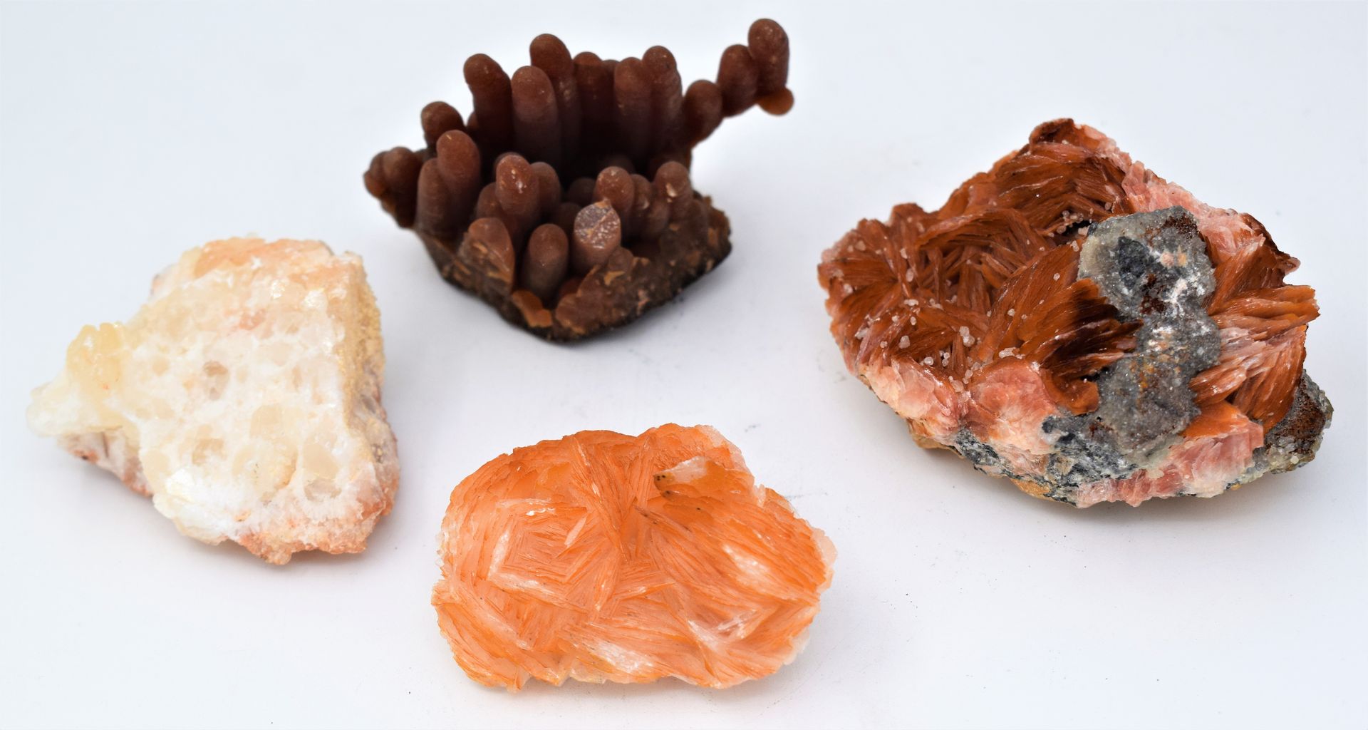 Null (矿物)一套4件矿物：红石英(直径：6.5厘米)，两件重晶石上的赛璐珞(8厘米和5厘米)，和白石英(5厘米)

|

(矿物)一套5件矿物：红石英(直&hellip;