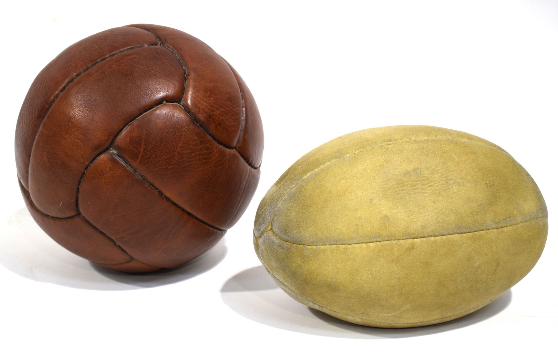 Null PIE/RUGBY. Juego de dos balones de fútbol antiguos: 1. Balón de cuero de 12&hellip;