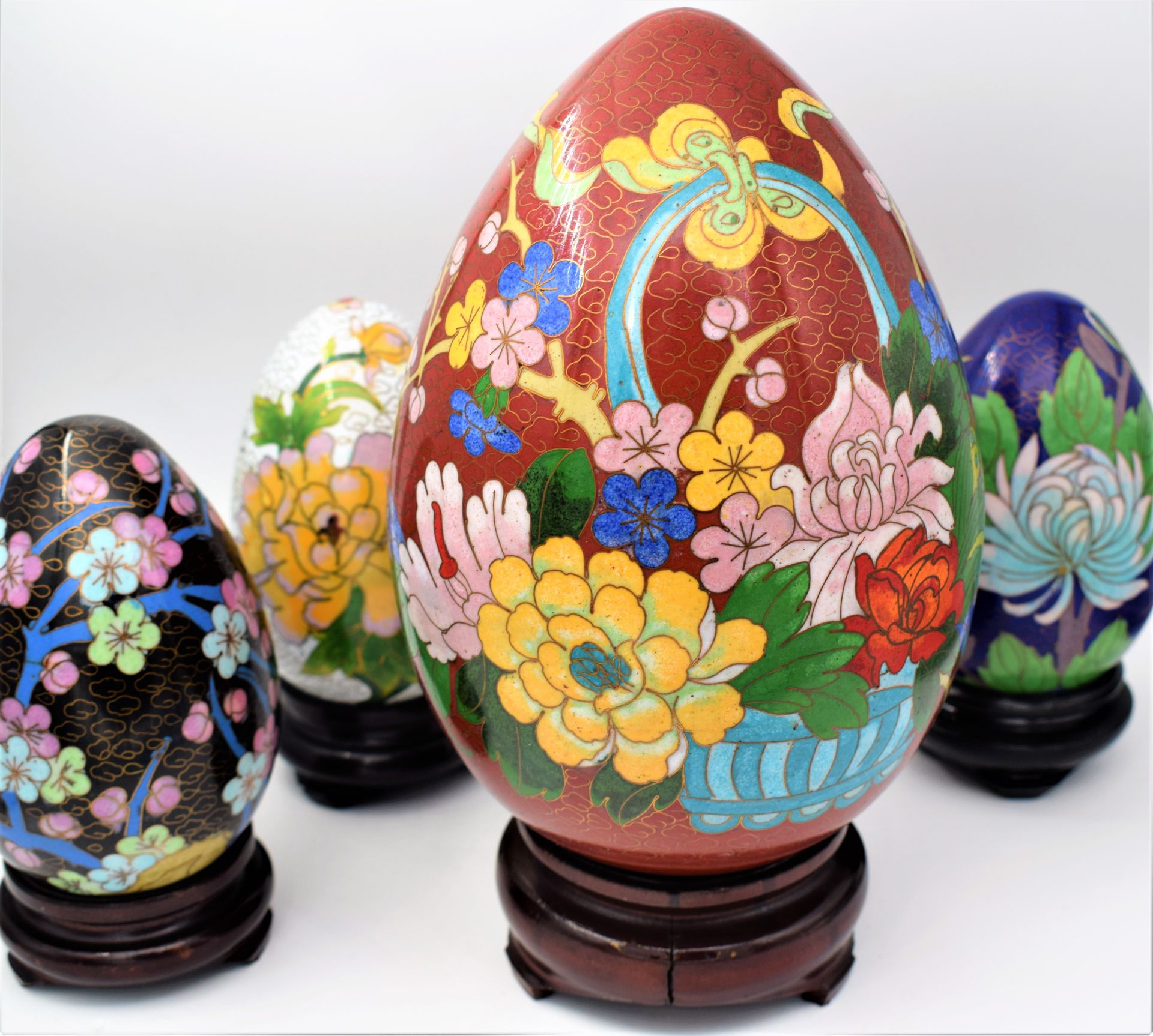 Null (中国) 一套4个鸡蛋，其中一个较大，掐丝珐琅，中国，20世纪末，在漆木底座上，高13厘米21厘米

|

(中国) 一套4个鸡蛋，其中一个较大，掐丝&hellip;