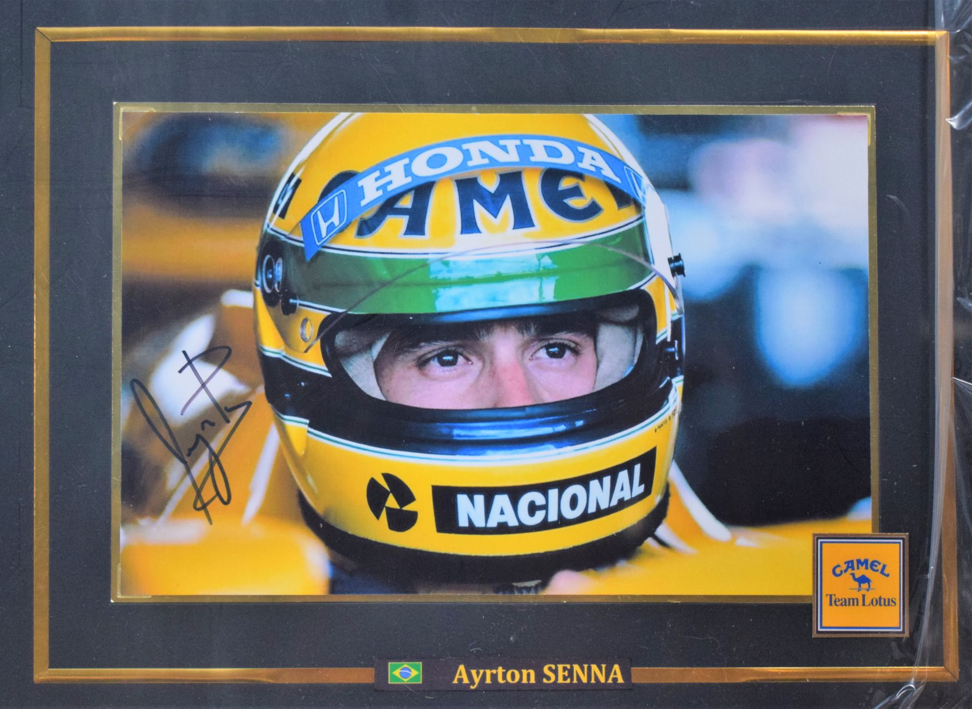 Null (SPORT/PHOTOGRAPHY) Ayrton SENNA : original signed color photograph aboard &hellip;