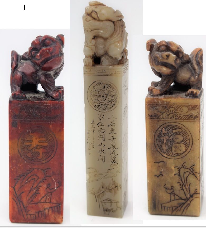 Null (中国) 三枚皂石印章，中国，20世纪，每枚都有雕刻的面孔，上面有小恶魔和龙：1.一枚白色（10厘米），2.一枚红色（8厘米），3.一枚棕色（8厘米）&hellip;