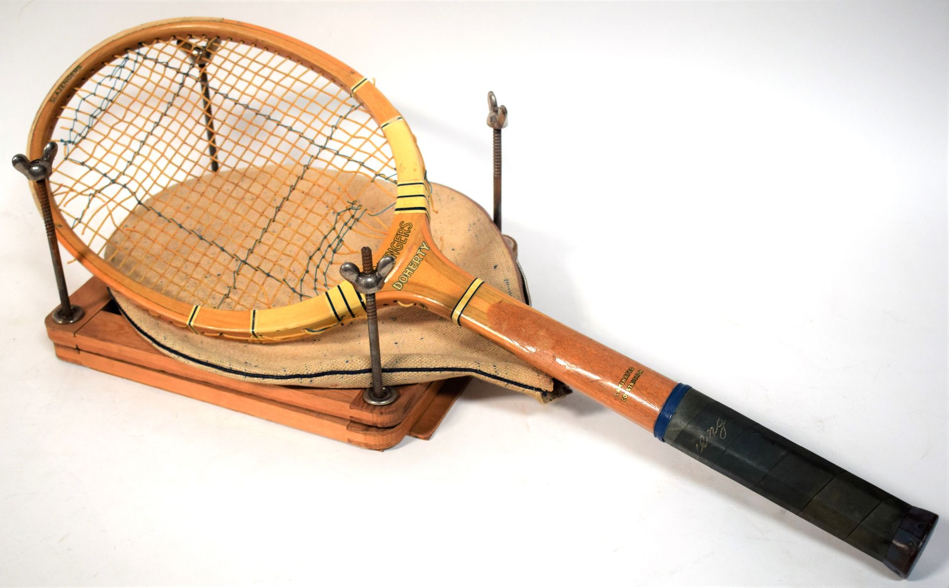 Null (运动/网球) SLAZENGERS DOHERTY Tenis球拍，木压和棉套，天然肠线，1960年代，尺寸：69厘米

|

(运动/网球) SL&hellip;