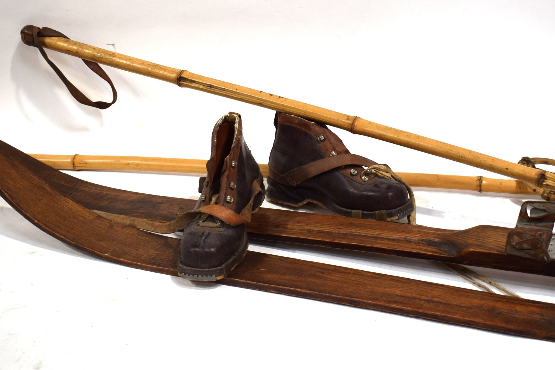 Null (SKI)一双旧的木制滑雪板（200厘米，缺少捆绑装置），竹竿和皮带（125厘米，缺少一个鞋尖）和皮鞋 "BAILLY"。从瑞士进口"，20世纪上半叶&hellip;