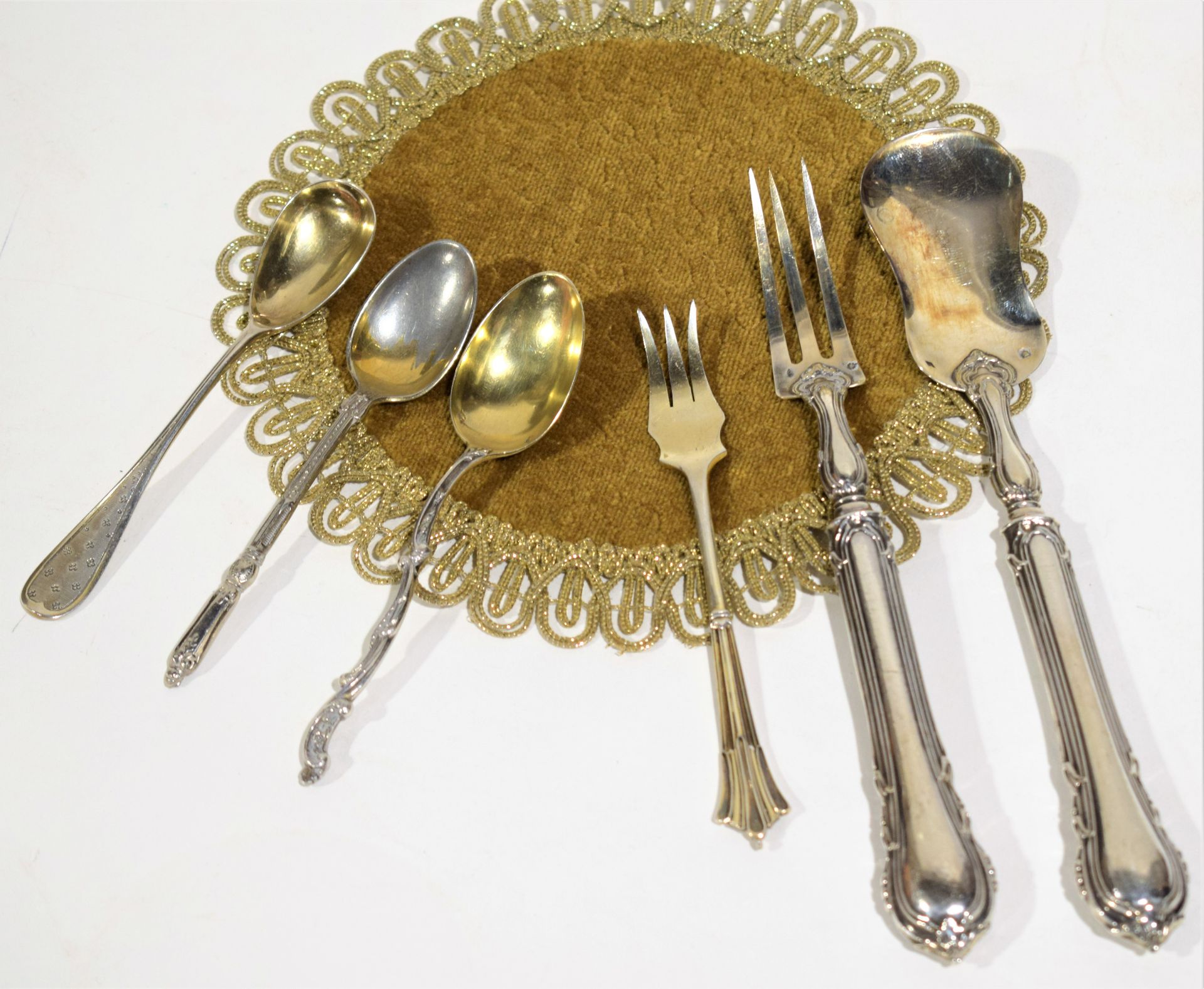 Null (银质餐具：1.银质咖啡勺，有印记，弯曲的手柄显示出一个以花为结尾的卷轴，镀金勺，金匠Jules MONNEY(1184-1895)，123毫米，16&hellip;