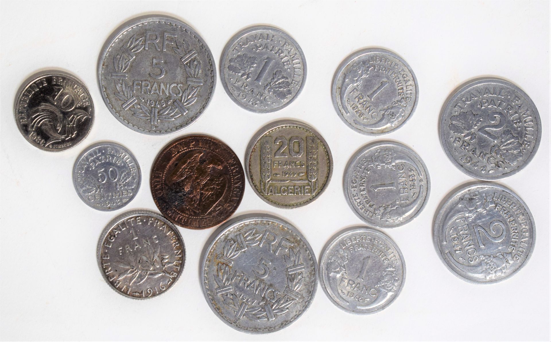 Null (NUMISMATIQUE) FRANCE : 1. 5 centimes Napoléon III Tête nue 1855 (usé), 2. &hellip;