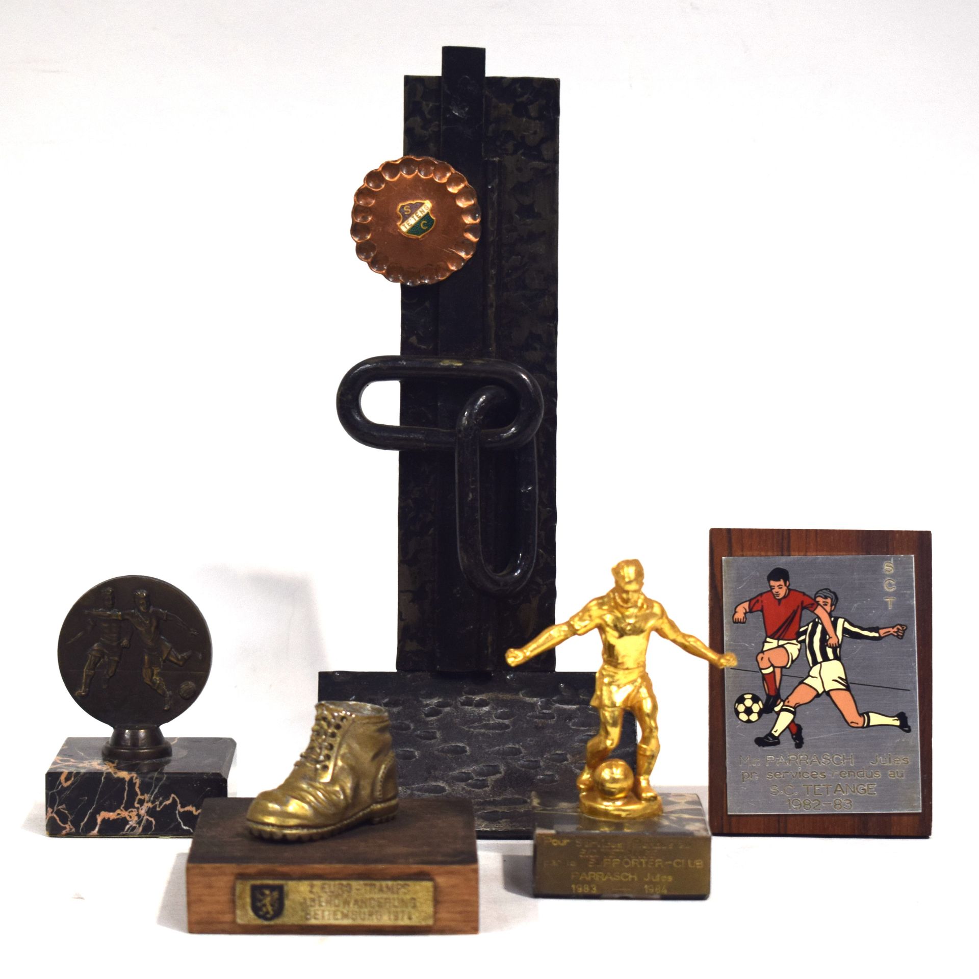 Null 在卢森堡获得的一套奖杯：1.带有链接的钢制雕塑SC TETENG，80年代，2.大理石底座的奖章 "SC Tetange to the Support&hellip;