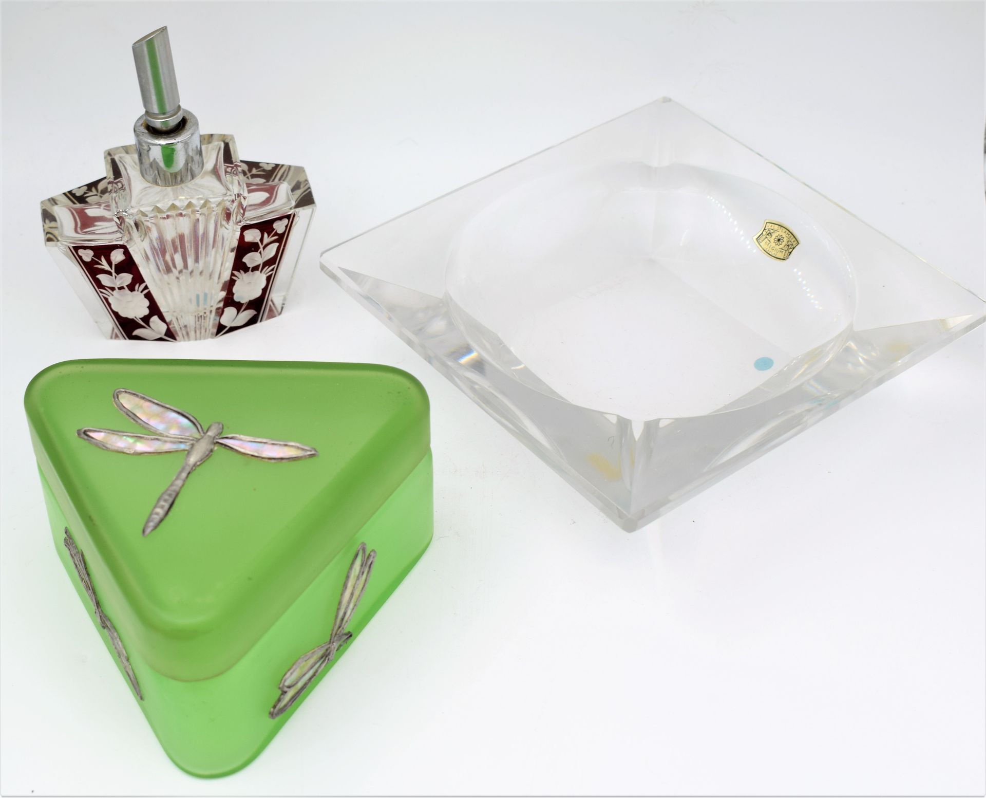 Null 一套水晶和玻璃制品：1.1970年代VAL SAINT LAMBERT方形烟灰缸，高16厘米；2.1950年代彩色条纹切割玻璃喷雾瓶，高12厘米；3.&hellip;