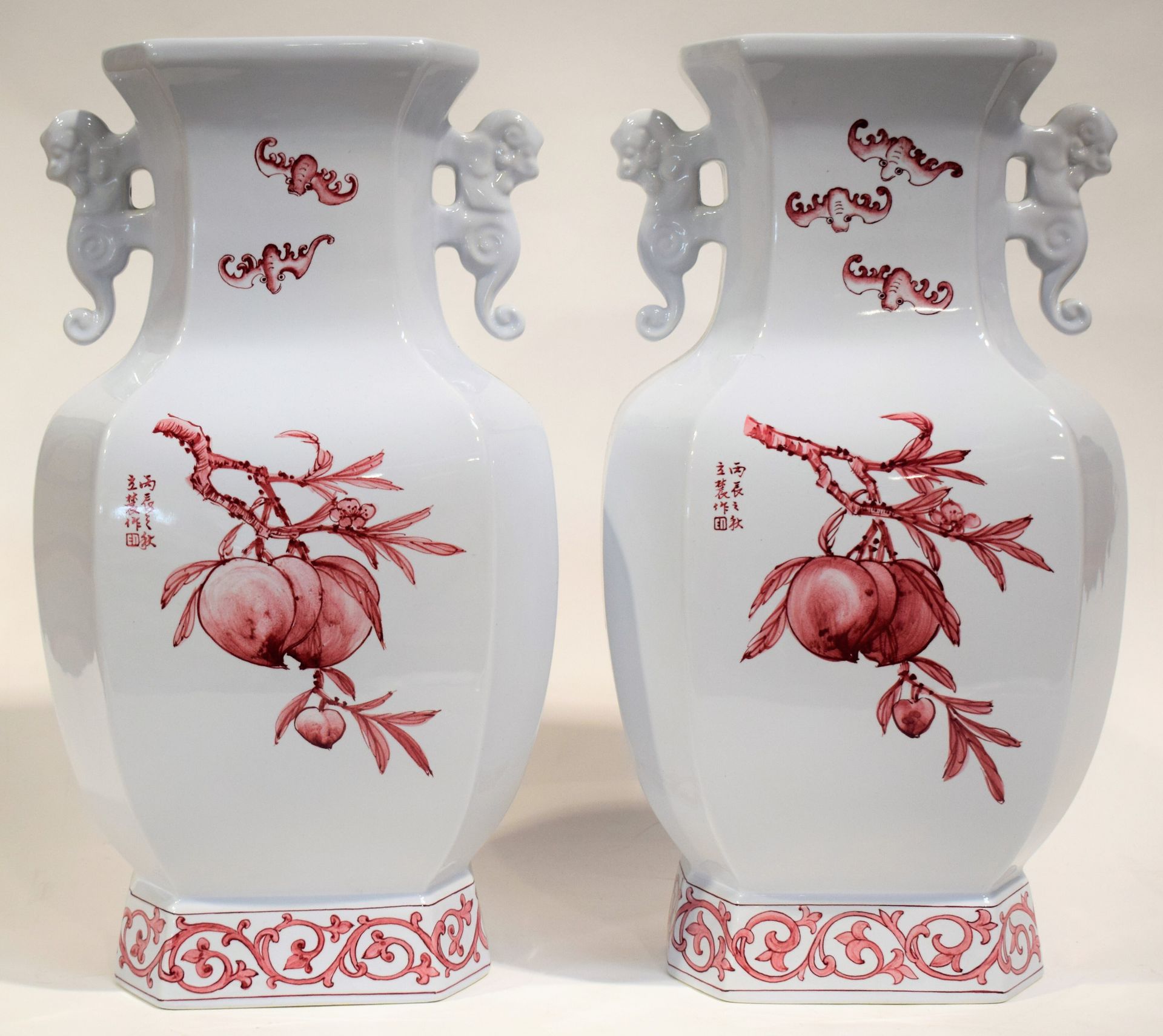 Null (CHINE) Paire de vases en porcelaine blanche à décor rouge de poissons, de &hellip;