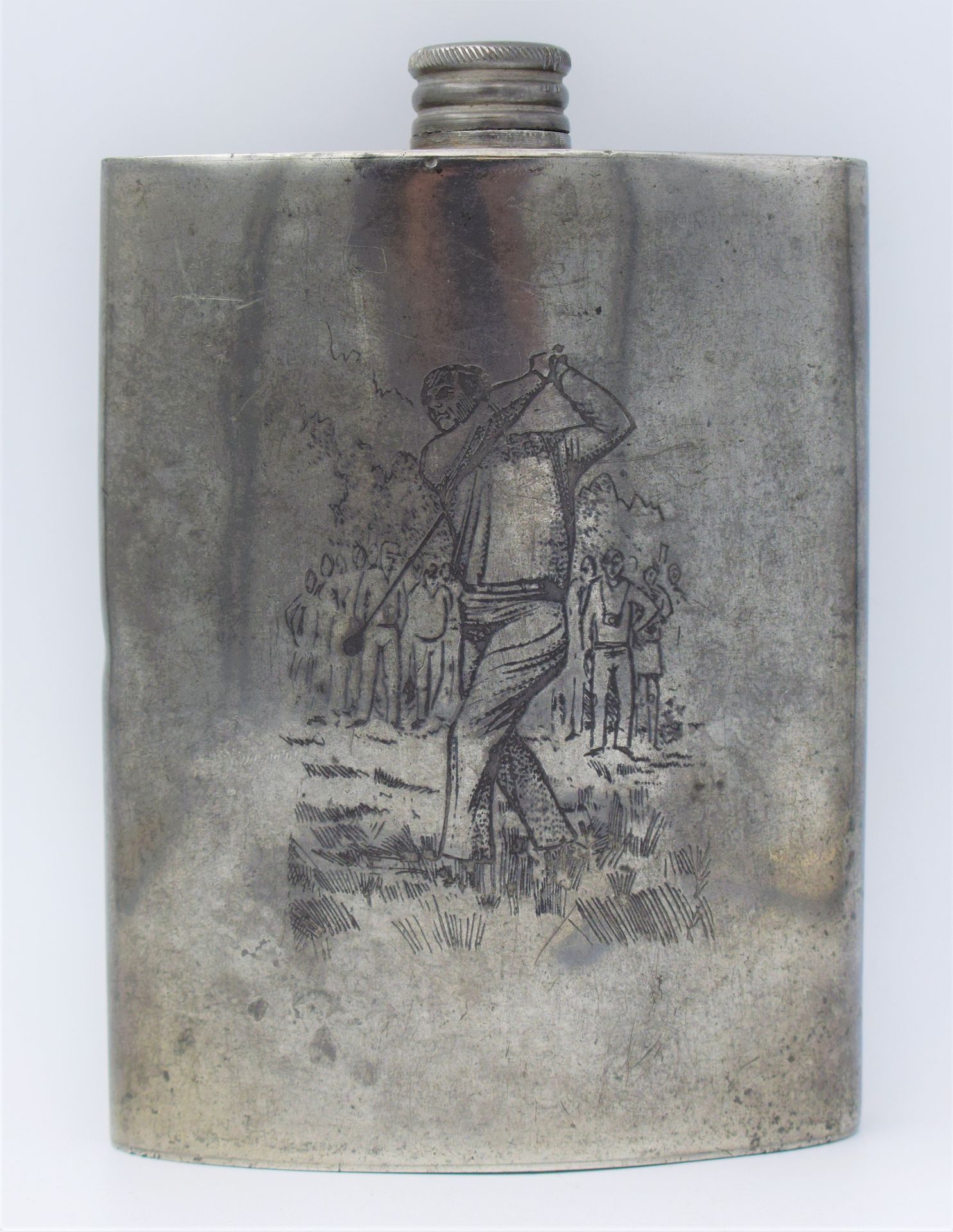 Null Metal flask engraved with a golfer in swing

Made by Craftsmen, English Pew&hellip;