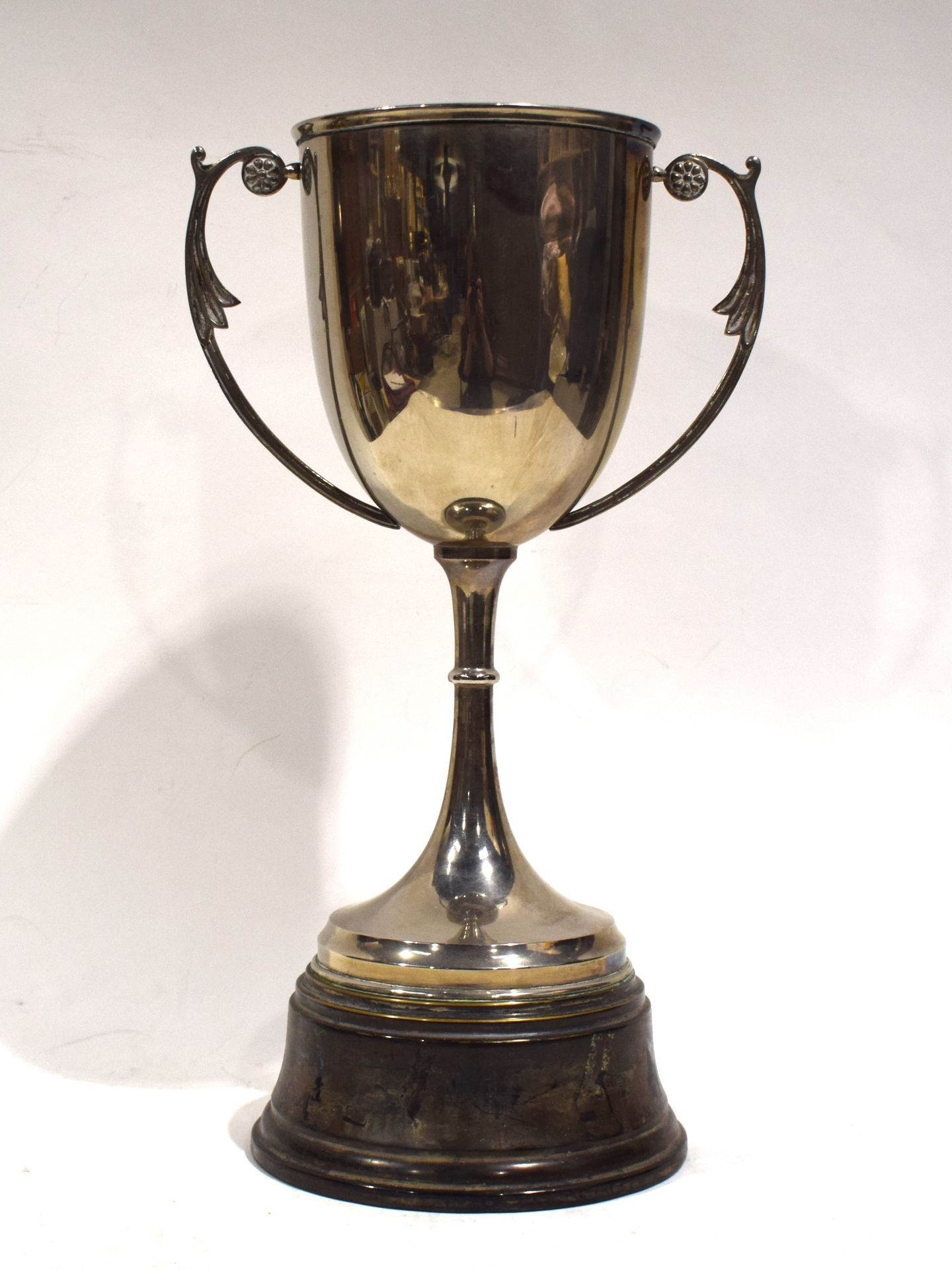 Null (TROPHY)大型双柄杯，镀银，配重底座，未提及[出处：1960年代在卢森堡的一个马展上获得]，高46厘米

|

(TROPHY)大杯，带2个把手&hellip;
