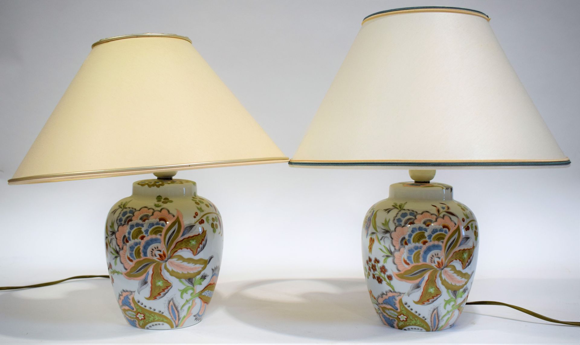 Null Pair of two LAMPS in porcelain of Paris, decorated with polychrome flowers &hellip;
