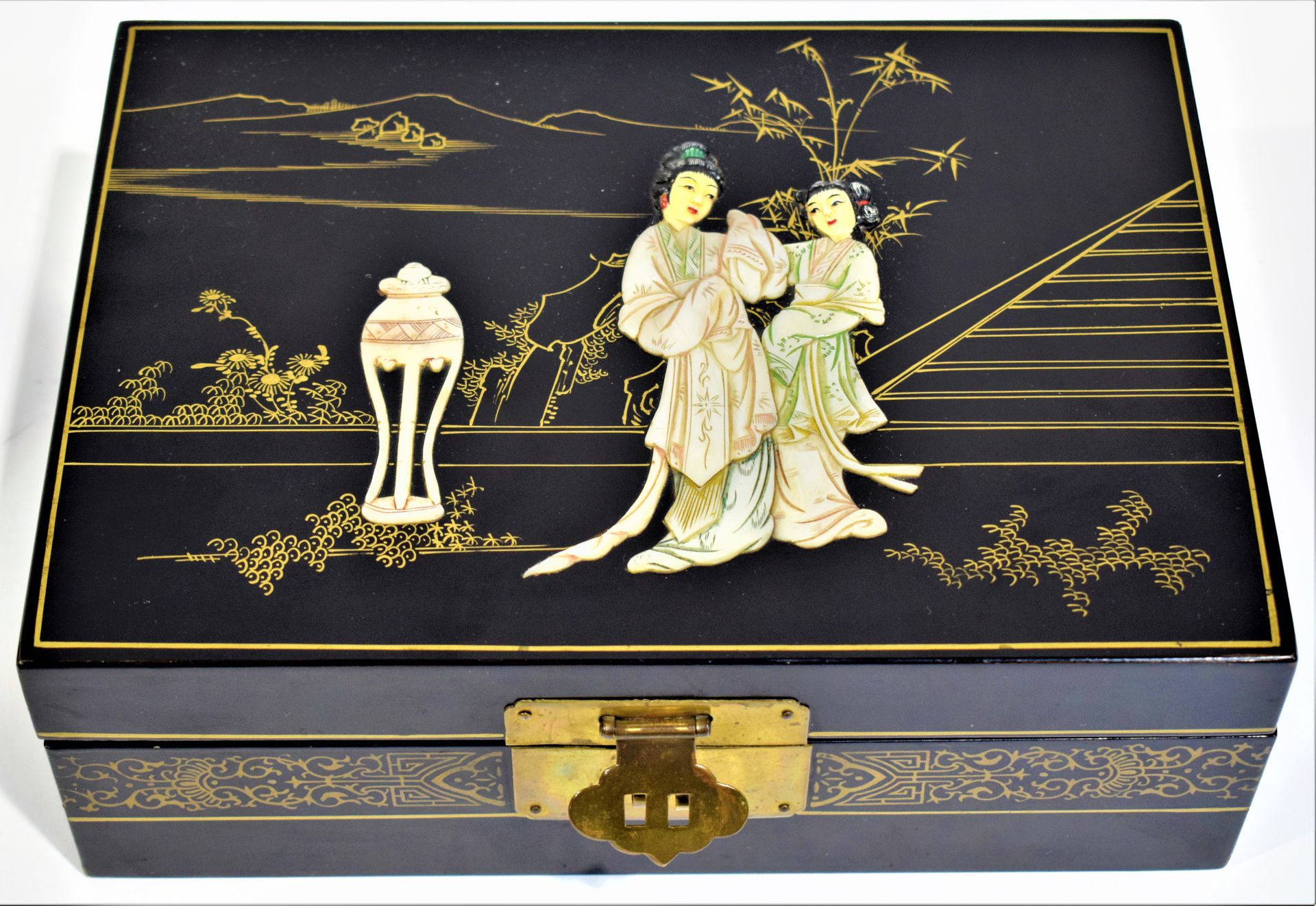 Null (日本)黑漆和珍珠母和骨质镶嵌的珠宝盒，盖子上有2个舞者的装饰，蓝色软垫的内部，一个顶部托盘，日本，20世纪中期，28 x 20 x 10厘米

|
&hellip;