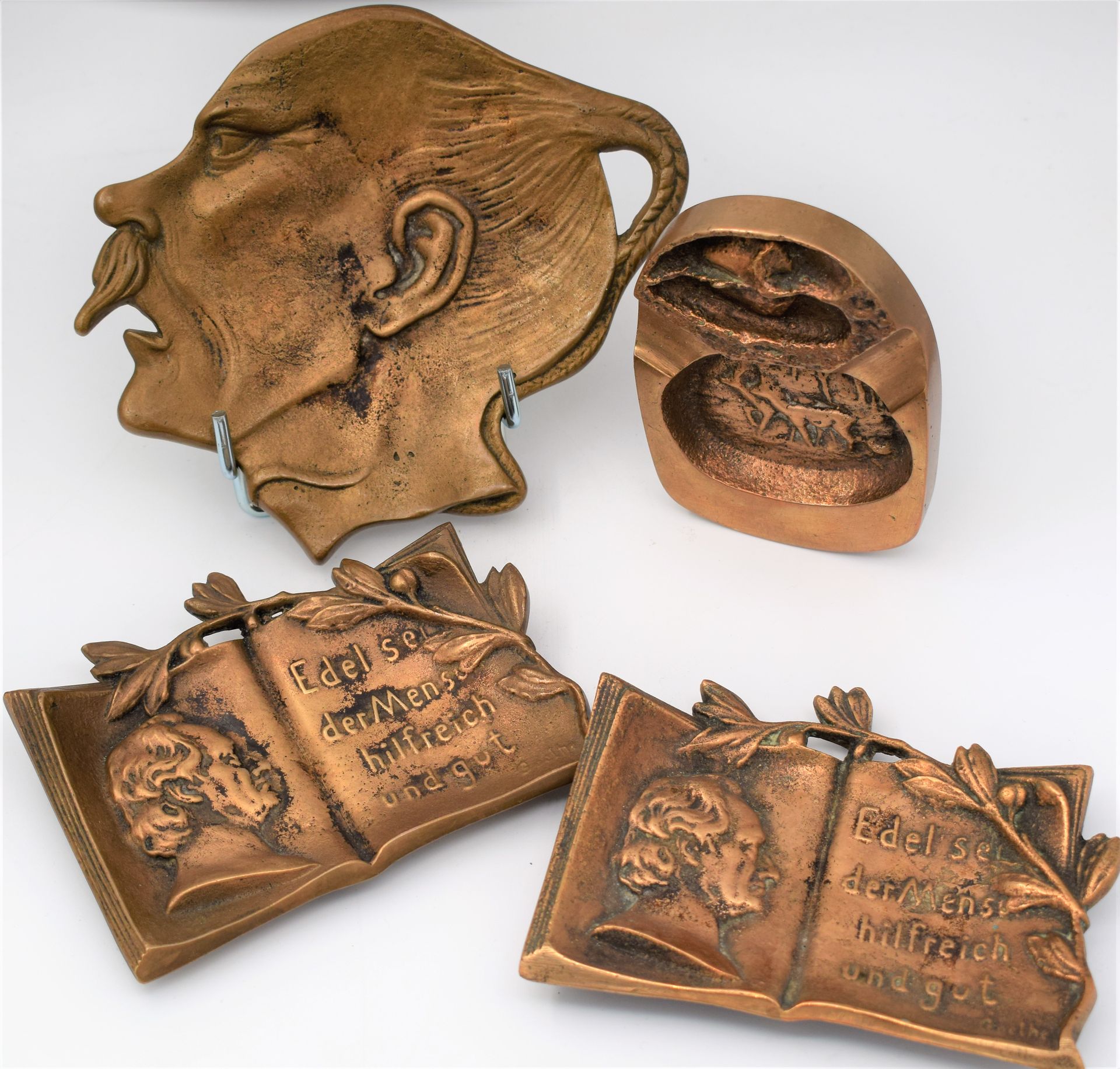 Null Set of bronze ashtray: 1. Chinese head (14 x 16,5 cm), 2. 2 x Homage to GOE&hellip;