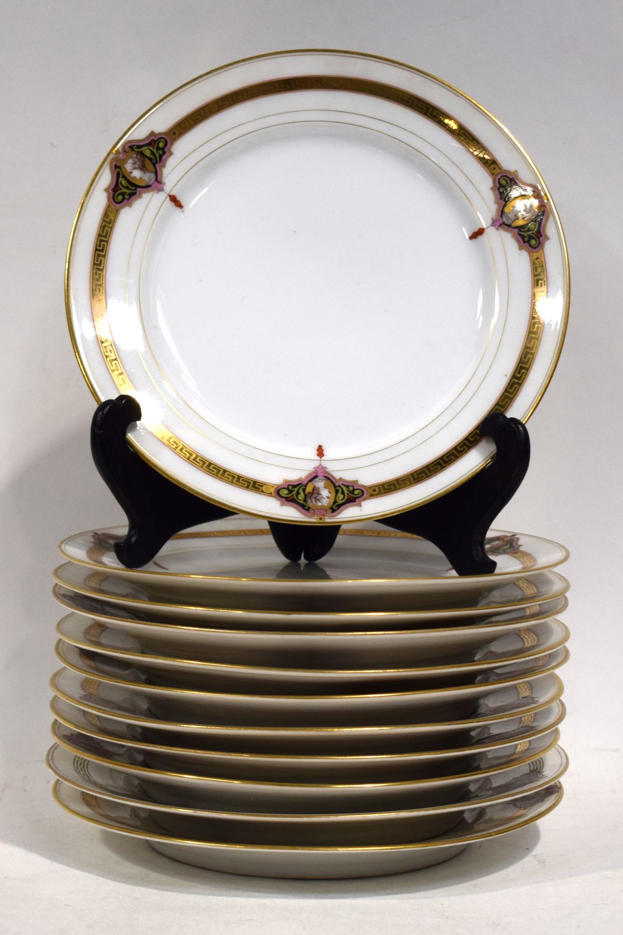 Null (服务）一个由11个盘子组成的瓷器服务，装饰有镀金的希腊门楣和三个带有仿古轮廓的奖章。直径：21厘米

|

(服务）瓷器服务包括11个盘子，装饰有镀&hellip;