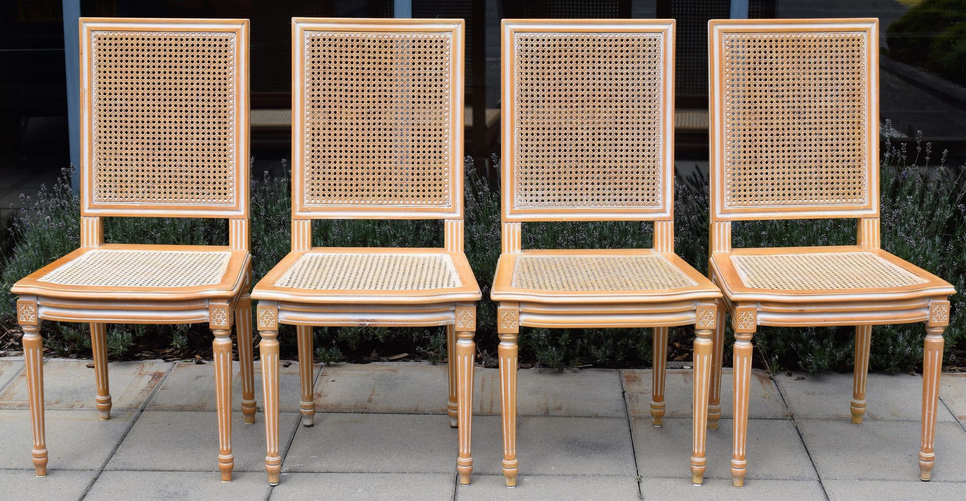 Null (MOBILIER) 4 chaises en bois, cannées et cérusées blanc, style Louis XVI

|&hellip;