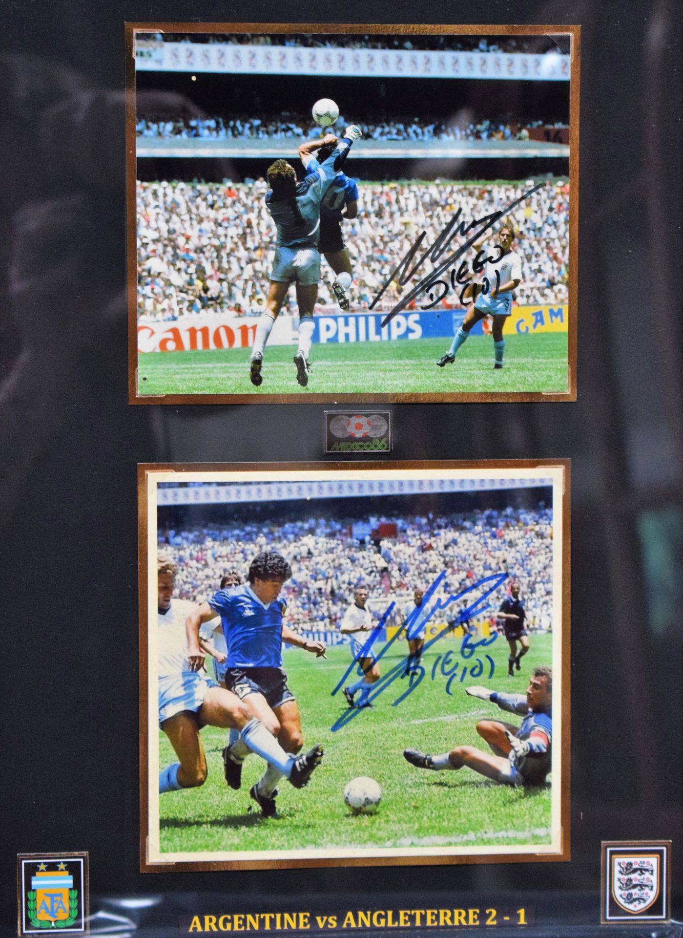 Null (体育/摄影)马拉多纳--阿根廷英格兰：两张马拉多纳签名的彩色原版照片，记录了阿根廷人在1986年6月22日世界杯四分之一决赛（墨西哥）中的两个进球，&hellip;