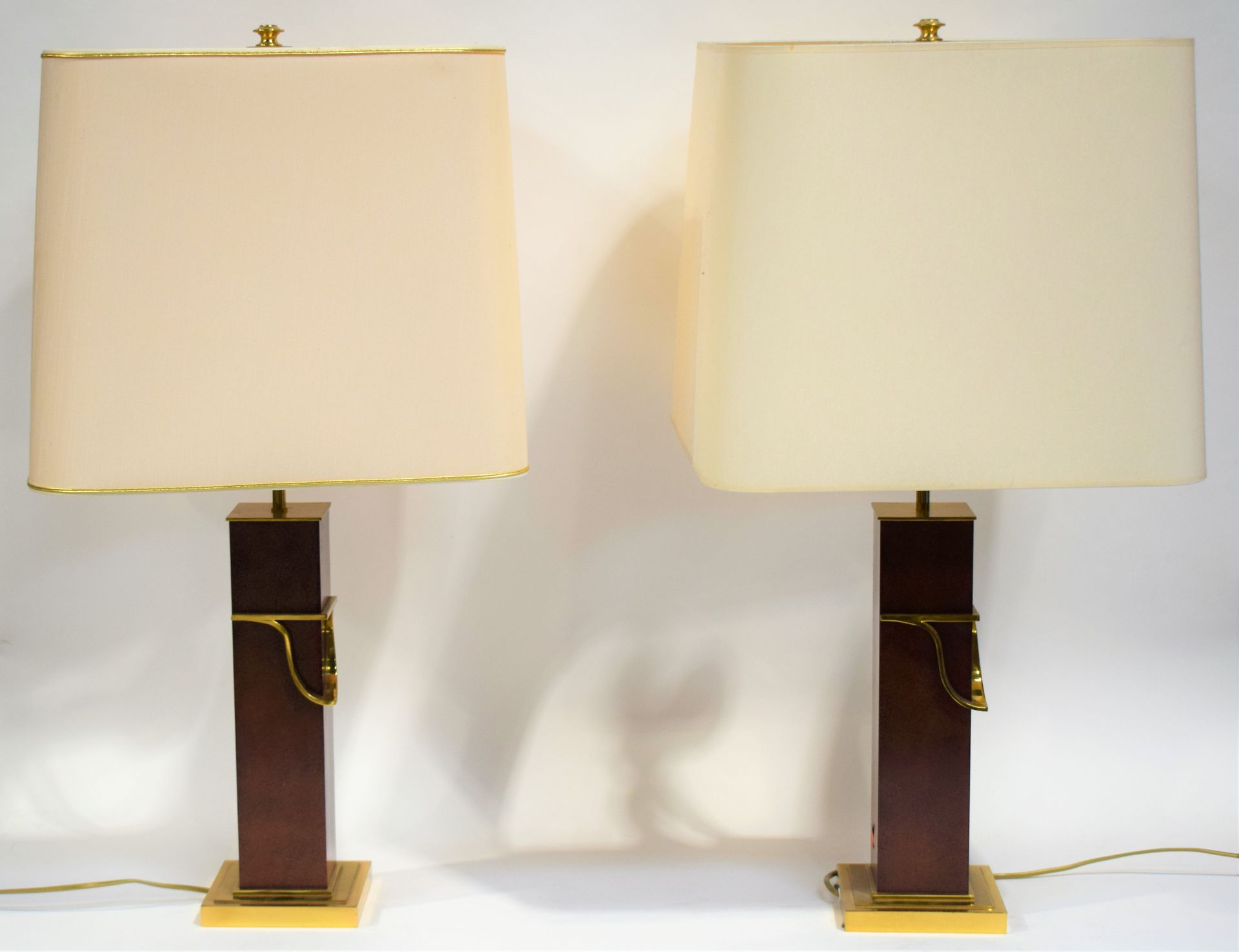 Null Pair of two LAMPS, the foot in metal in brown patina and gilded brass. Belg&hellip;