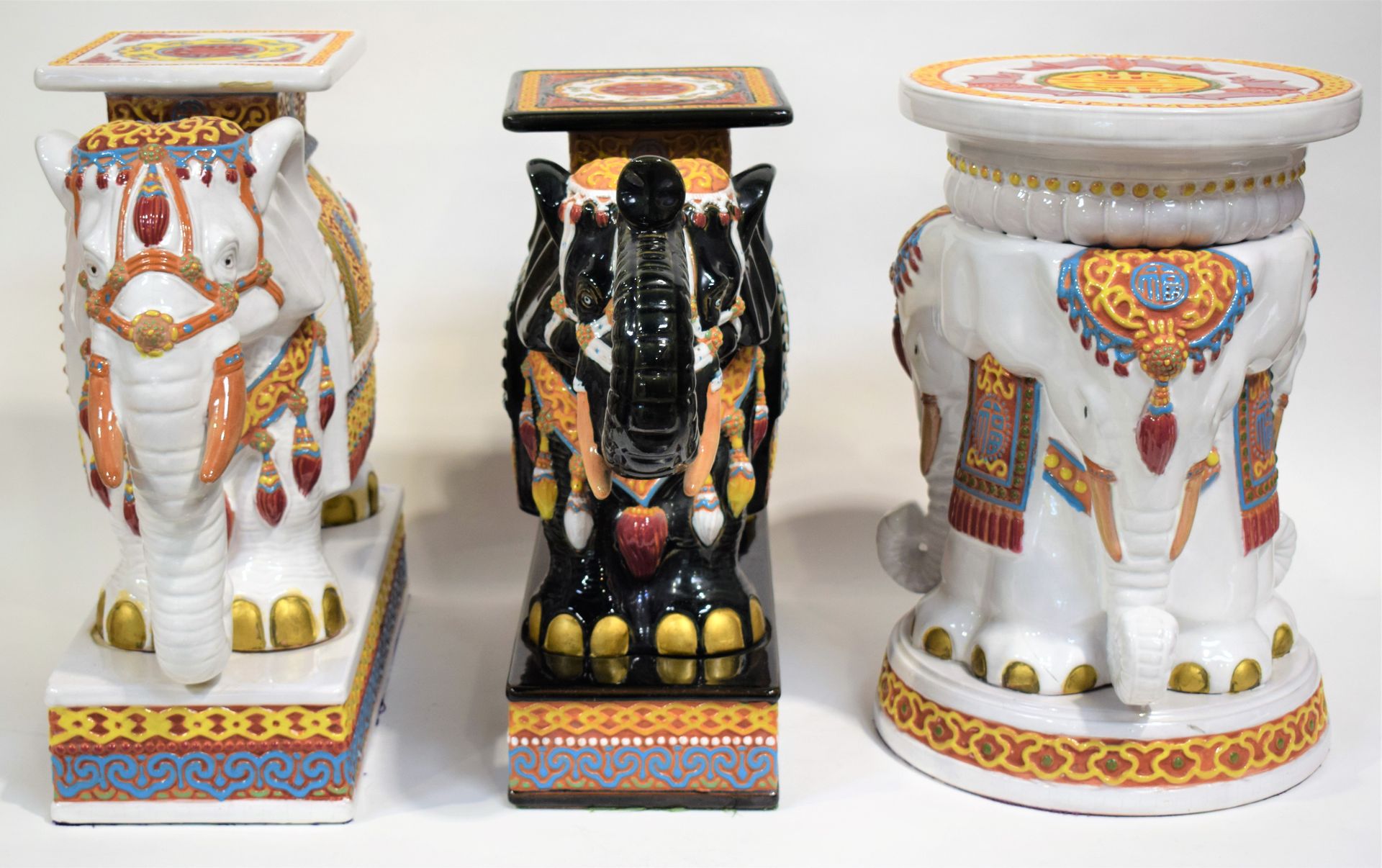 Null (中国) 一套3个多色瓷器大象锅架，一个圆形，中国，20世纪末，高45和48厘米

|

(中国) 一套3个多色瓷大象锅架，一个圆形，中国，20世纪末&hellip;