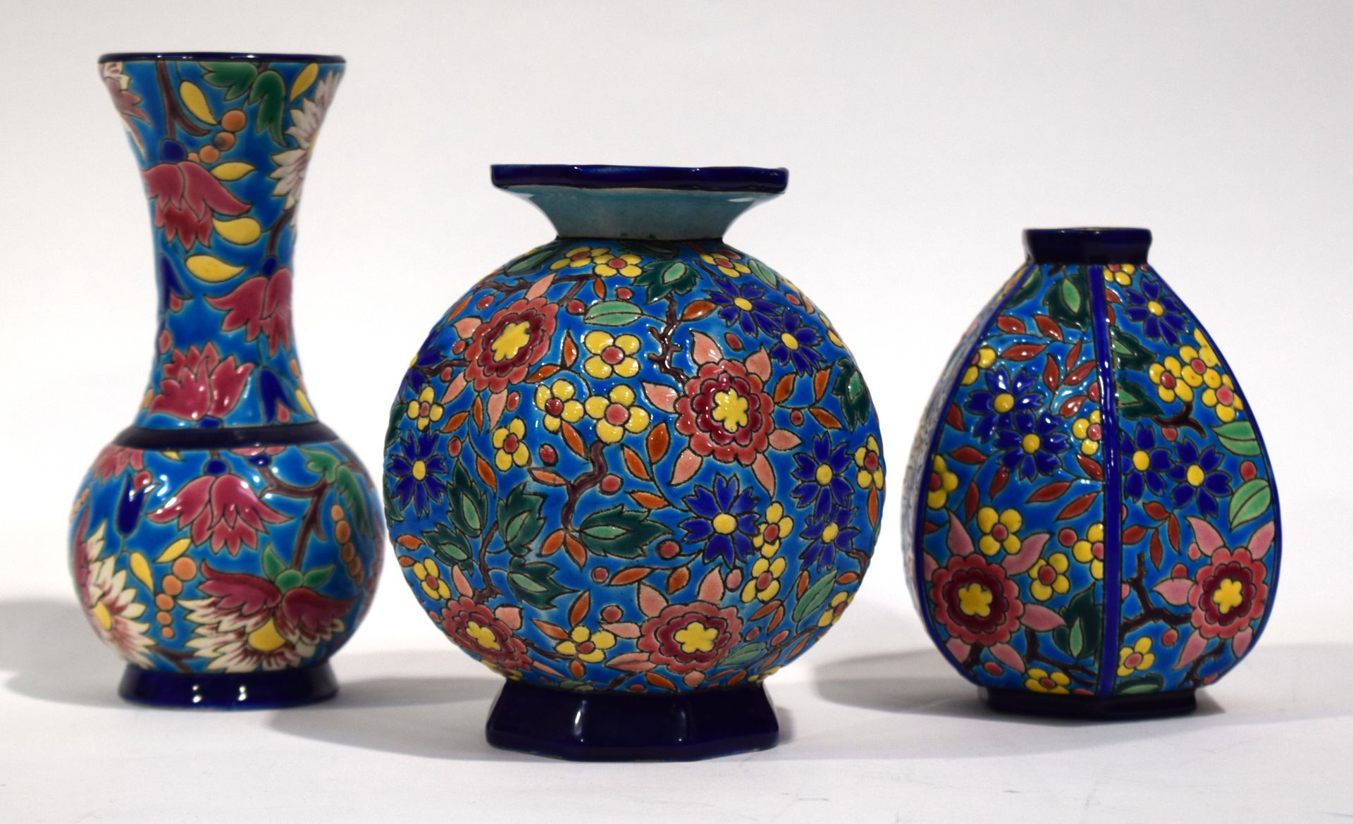 Null LONGWY

Set aus drei Vasen aus Cloisonné-Emaille: eine Soliflore, eine Kuge&hellip;