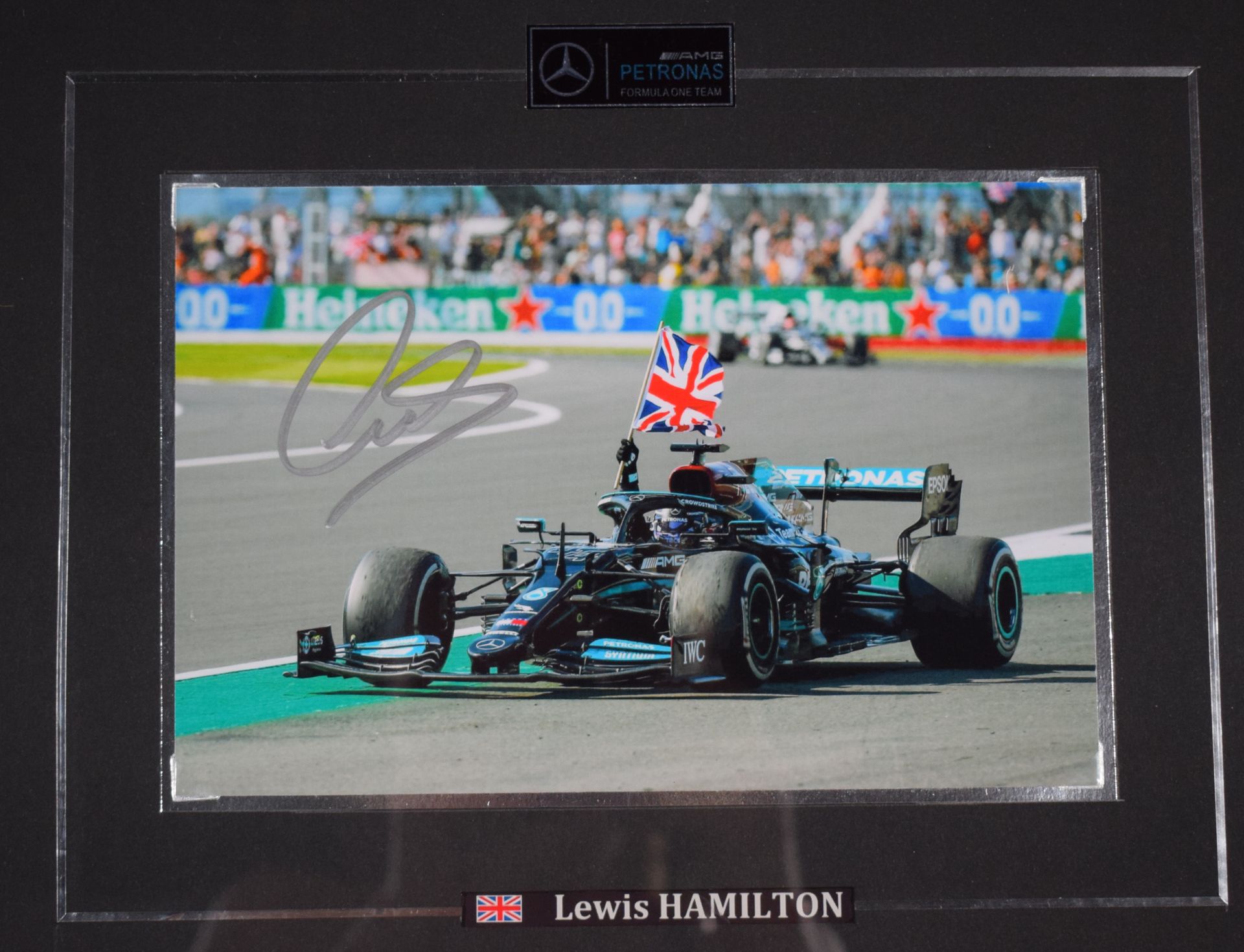 Null (体育/摄影)刘易斯-汉密尔顿：刘易斯-汉密尔顿驾驶梅赛德斯赢得英国大奖赛的原创彩色签名照片（2021年），相框尺寸：30 x 40厘米，照片尺寸：1&hellip;