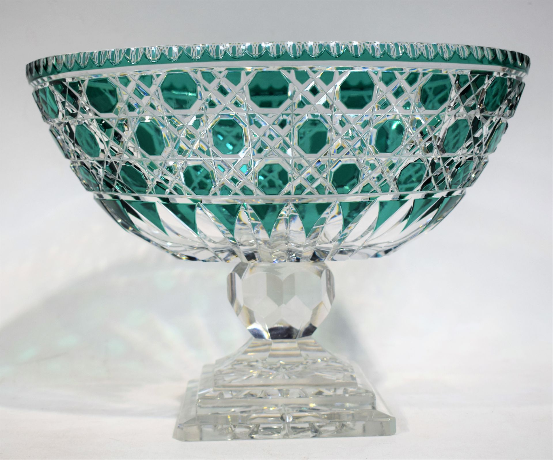 Null BACCARAT：美丽的切割水晶碗，BACCARAT，20世纪初，丰富的装饰，透明和绿色交替出现，方形的底座，卵形的碗由一个菱形的结构支撑，尽管水晶在&hellip;