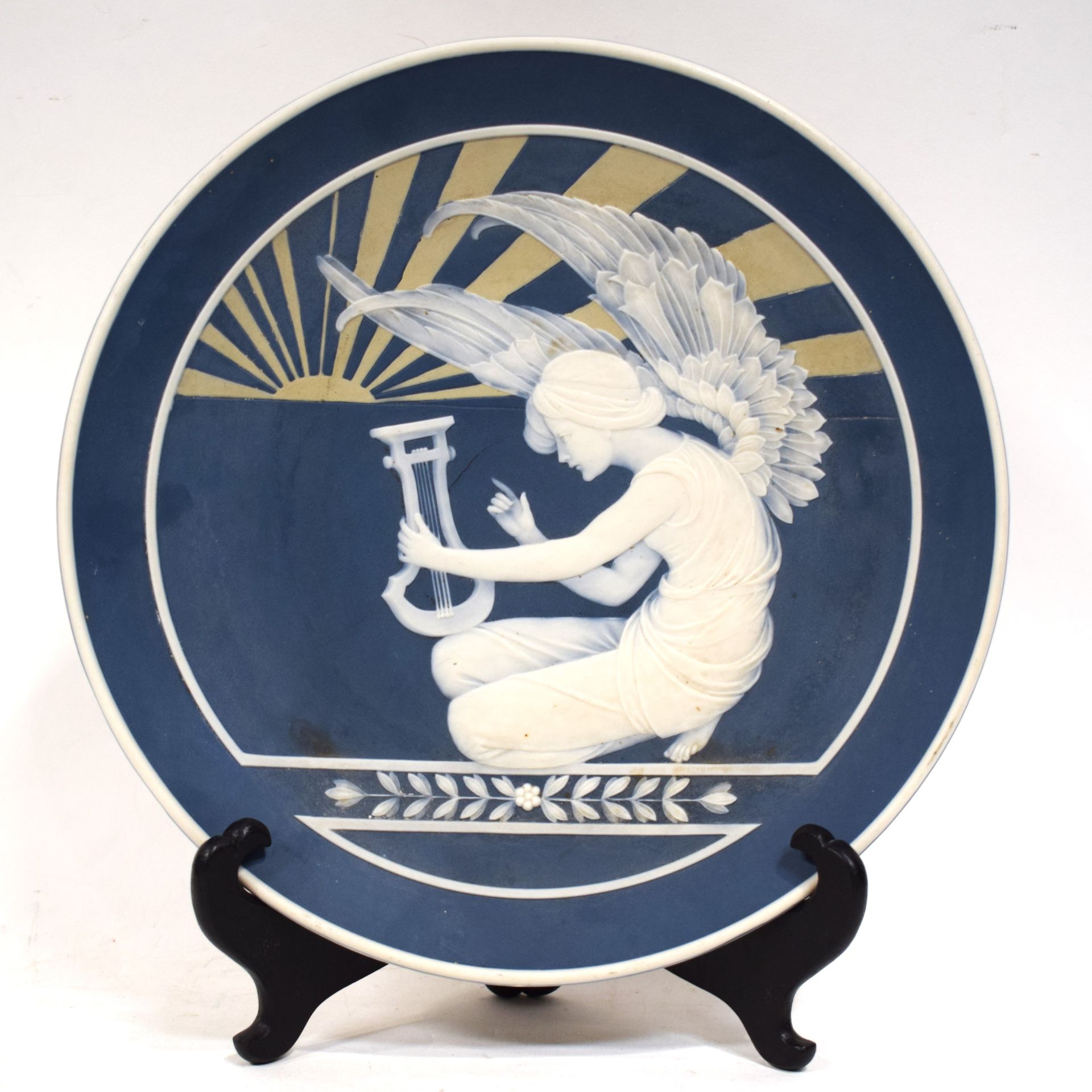 Null 梅特拉赫：法诺石和炻器浮雕盘，约1899-1906年，VILLEROY BOCH Mettlach，装饰有带翅膀的女人在夕阳下演奏天琴，背面有凹陷的标&hellip;