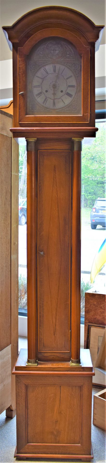 Null FLOOR CLOCK, detached columns, walnut and walnut veneer, brass dial and pew&hellip;