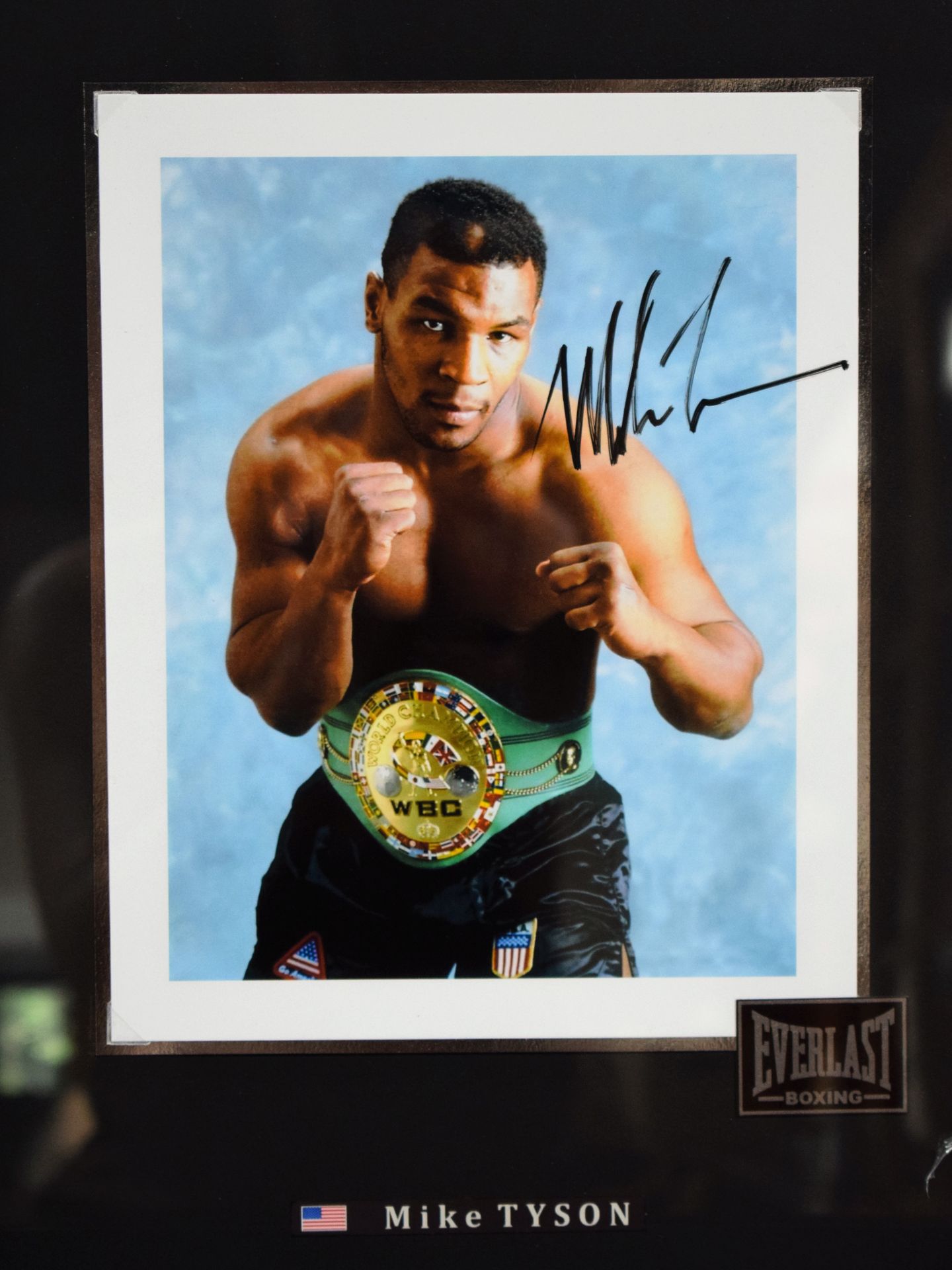 Null (体育/摄影) 迈克-泰森：由迈克-泰森签名的原始彩色照片，带着他的WBC世界冠军腰带（1986-1990-1996），相框尺寸：40 x 30厘米，&hellip;