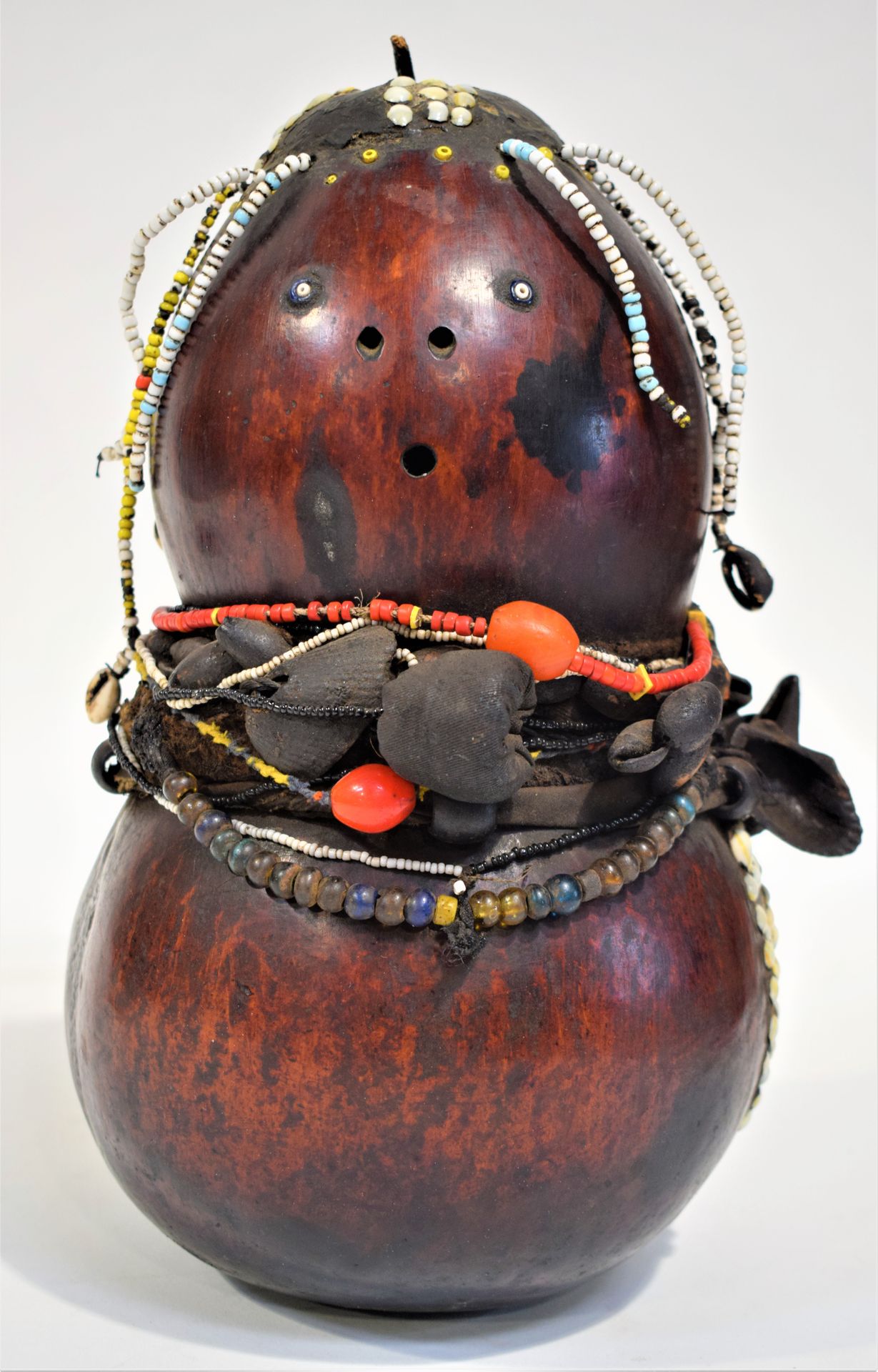 Null (TANZANIA) Fruchtbarkeitspuppe PARE mit Kalebasse, Muscheln, Perlenketten, &hellip;