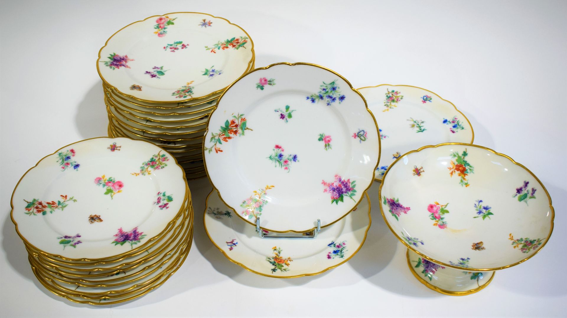 Null 塞夫勒：一套漂亮的24个盘子，2个蛋糕架和1个瓷盘，属于塞夫勒工厂，19世纪上半叶，装饰有最漂亮的花卉和乐器，图案美丽清新，镶金边，盘子直径21厘米
&hellip;