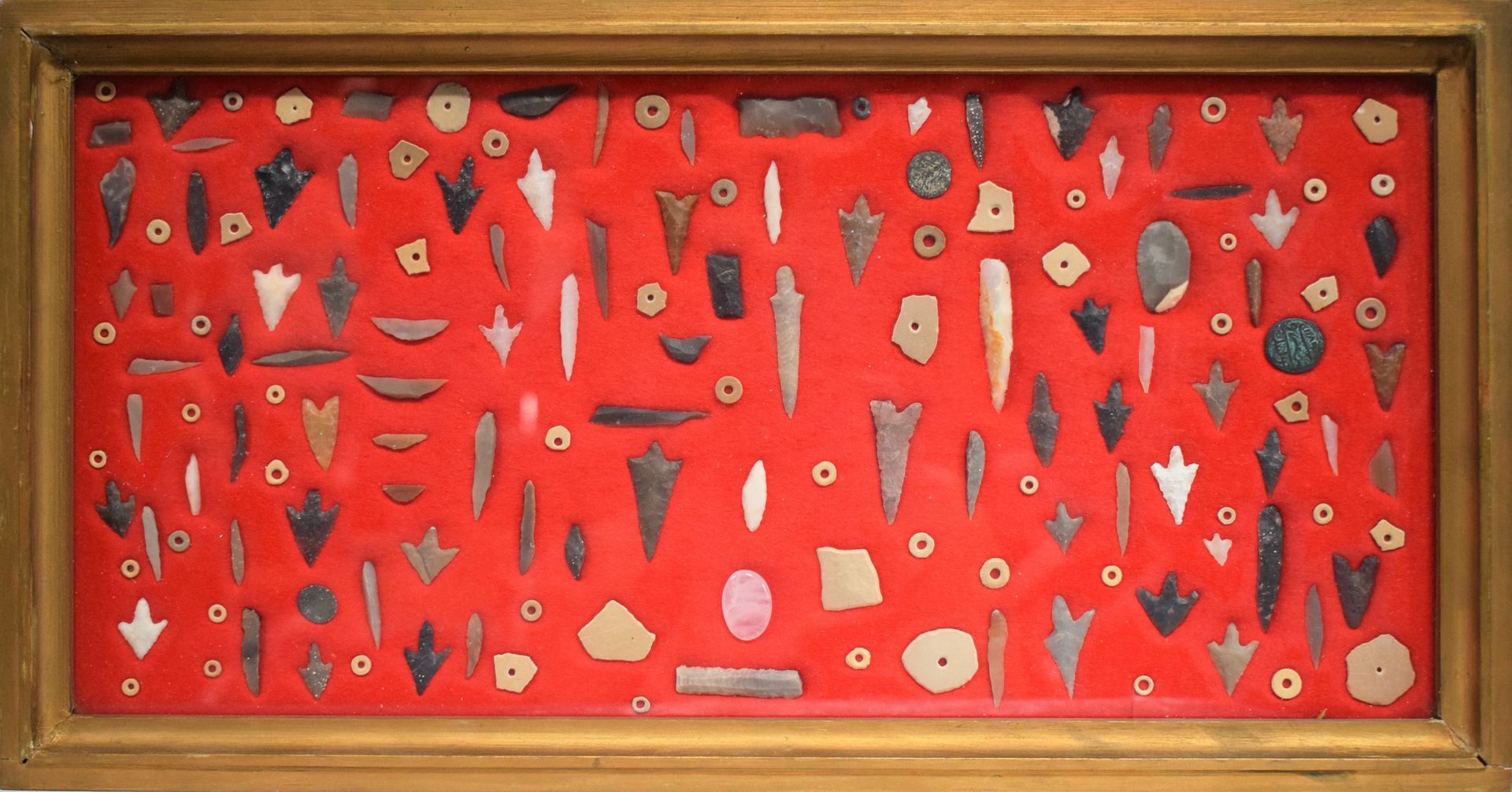 Null (非洲) 在非洲撒哈拉地区（阿尔及利亚、摩洛哥）发现的一套物品，包括：辛辣的、箭头的、玛瑙的...装在尺寸为27 x 51厘米的画框中

|

(非洲&hellip;