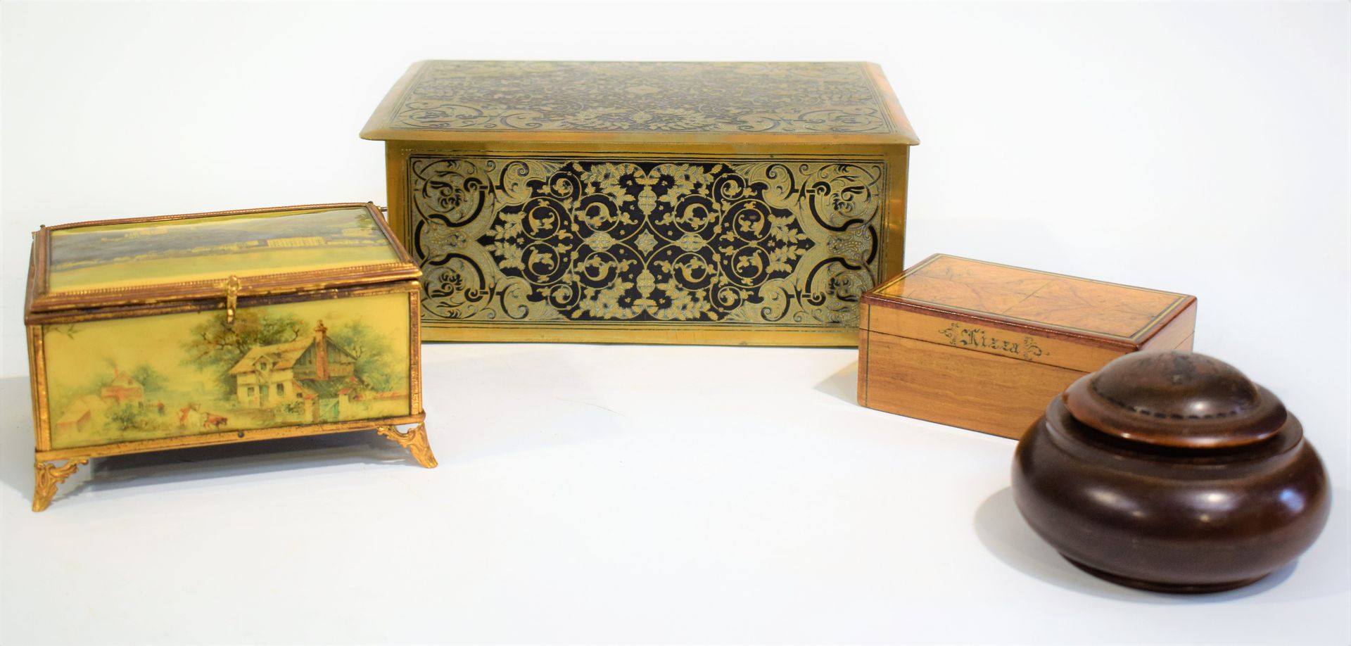 Null 一套纪念品盒：1.小的长方形镶嵌盒（10.5 x 7.5 x 4.5厘米），2.镀金的金属盒放在4个脚上，内部有软垫，5面有海德堡地区的色版画，约19&hellip;