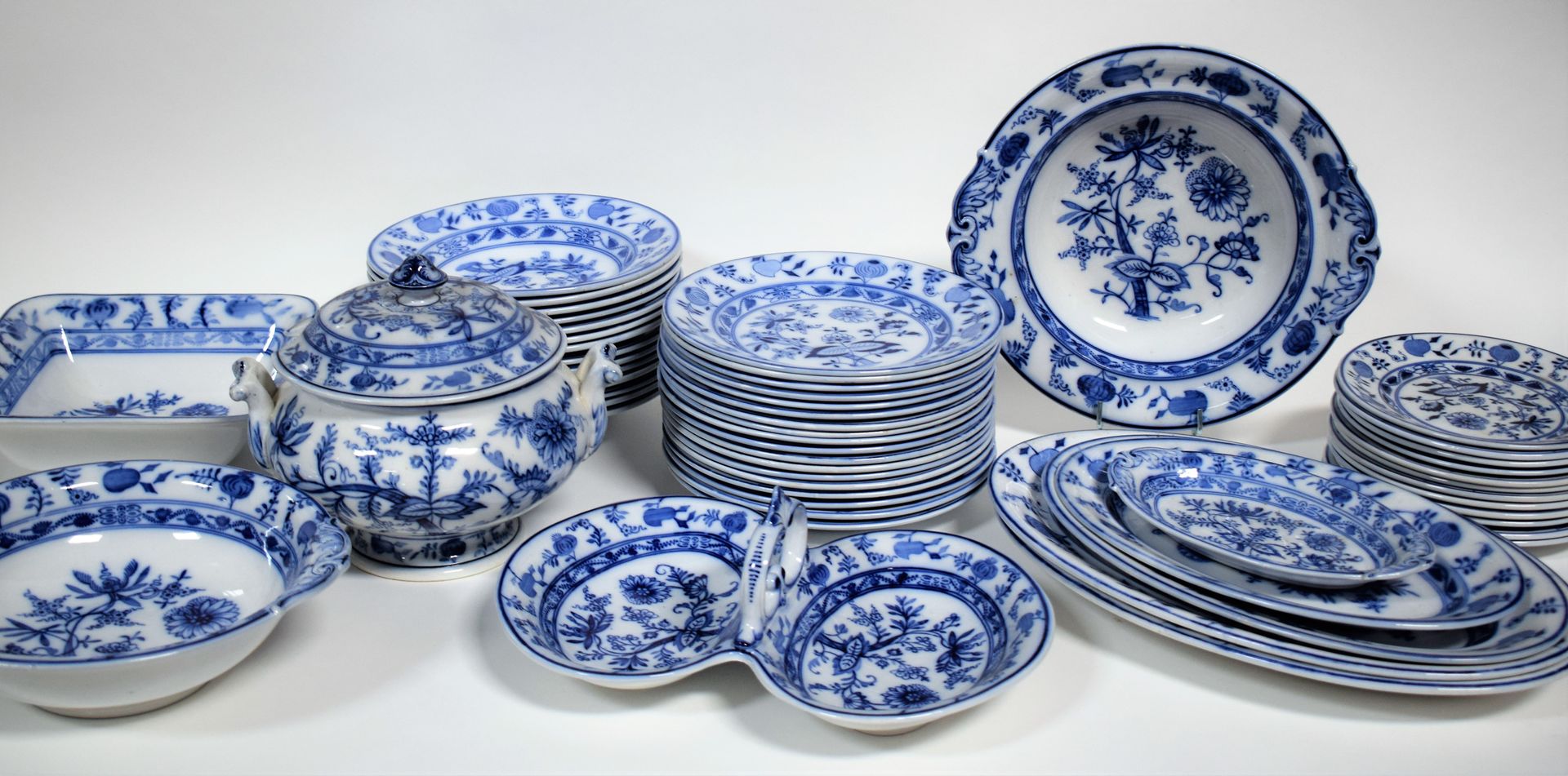 Null (VILLEROY BOCH)德累斯顿服务与蓝色洋葱装饰，包括:18个餐盘（24厘米）+5个椭圆盘（23厘米、31.5厘米、36厘米和2个40厘米）+&hellip;