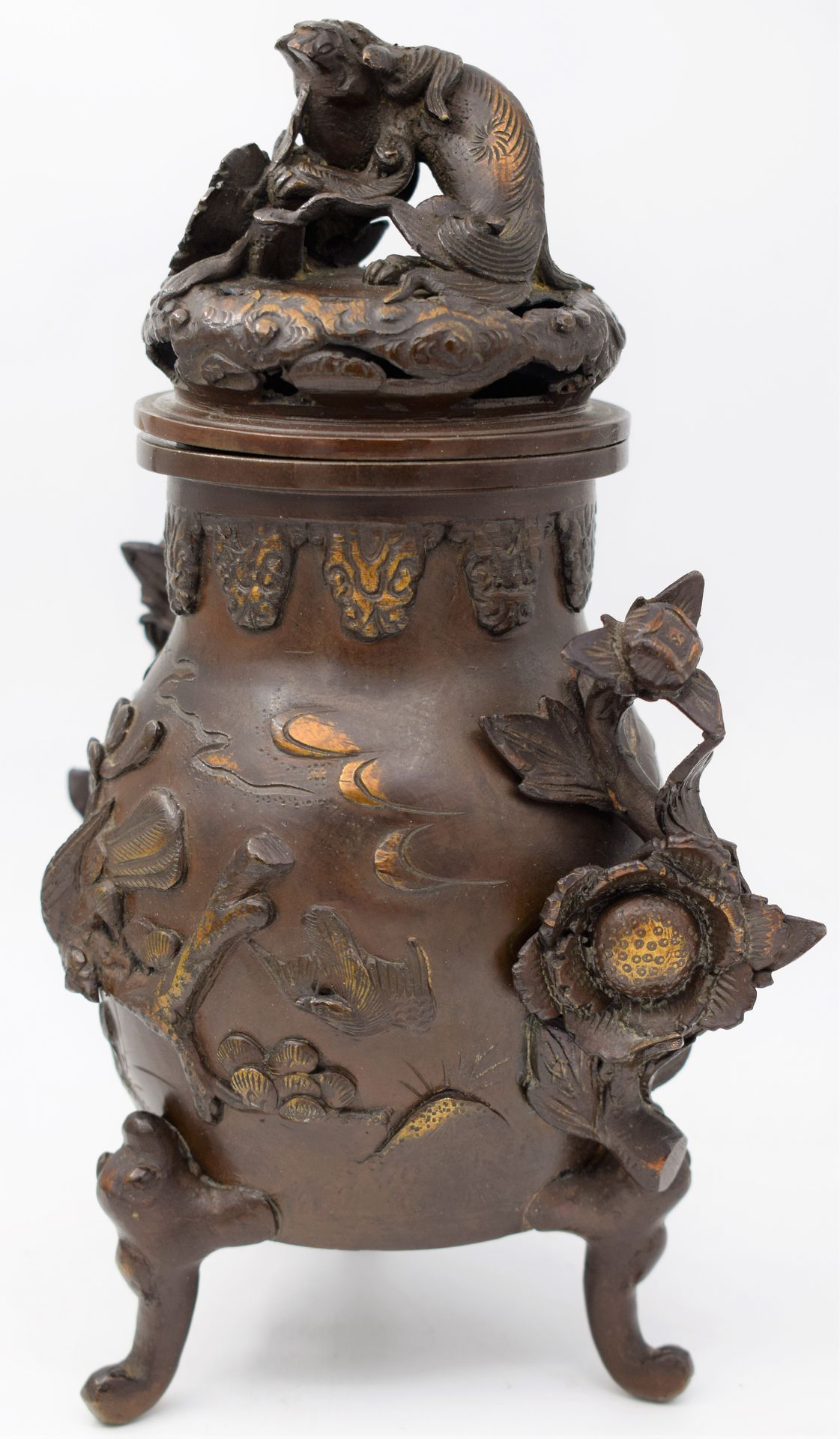 Null (日本) 铜制香水瓶，装饰有鸟和花，盖子上有一只狗，美丽的铜锈，没有标记，有镀金的痕迹，20世纪初，高23厘米



专家：Philippe DELA&hellip;