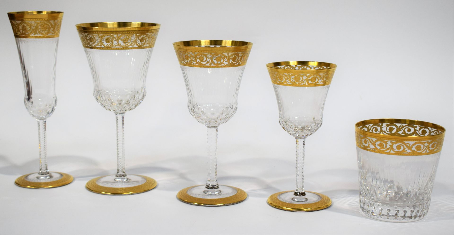 Null 圣路易斯，一套37个水晶切割和镀金楣形玻璃杯，THISTEL模型，无签名：10个威士忌杯（9厘米）+8个香槟杯（19.5厘米）+10个葡萄酒杯（16.&hellip;