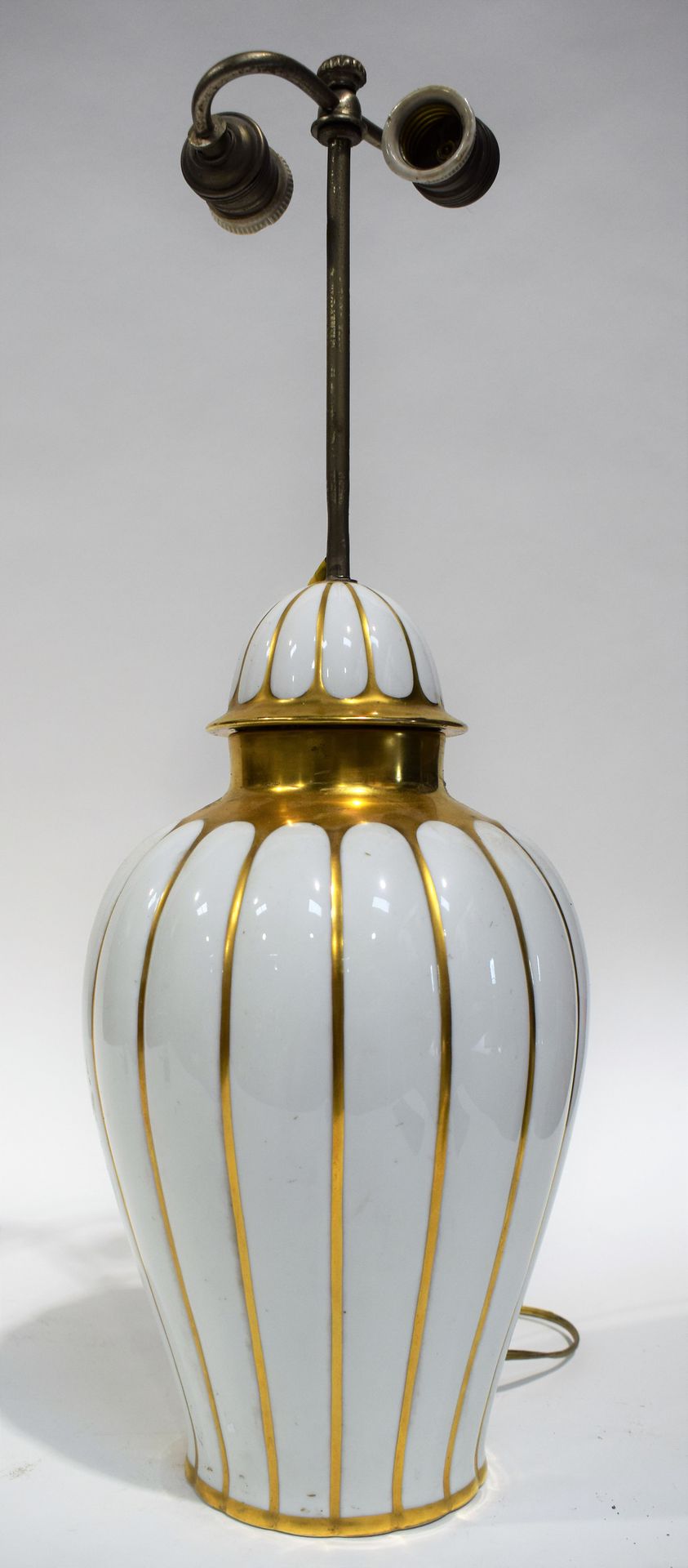 Null 一套两个LAMPS。

1.中国多色瓷花瓶装成的灯。中国 20世纪。高度：45厘米

2.镶有金边的白瓷花瓶，作为一盏灯。高度：60厘米

|

一套&hellip;