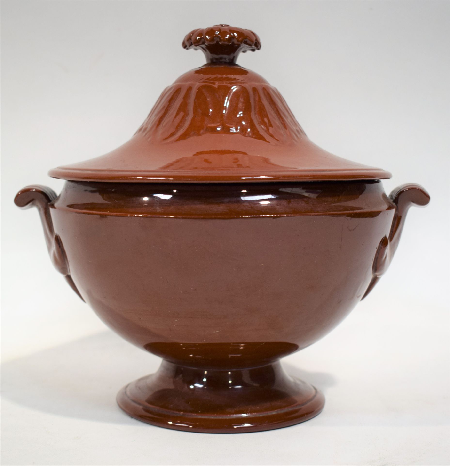 Null SARREGUEMINES: Beautiful and rare round soup tureen on pedestal in earthenw&hellip;