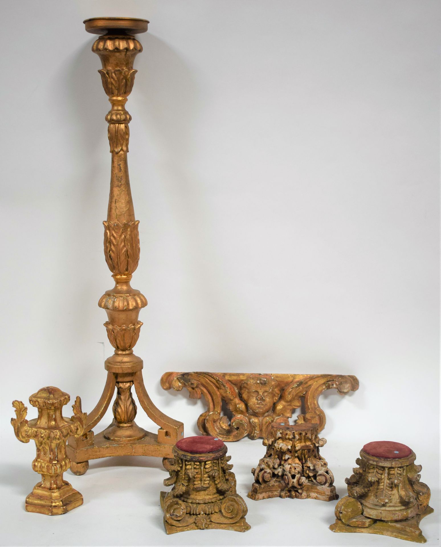 Null (RELIGIOSA)一套6件18世纪的宗教物品，镀金木制：一根大蜡烛棒（高92厘米），两个带棕榈装饰的柱子（高15厘米），一个天使卷轴（宽46厘米）&hellip;