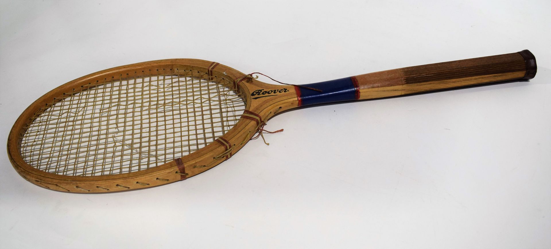 Null (运动/网球) 木制网球拍，带肠线和皮革手柄，品牌ROOVER，1950年代，长69厘米

|

木制网球拍，带肠线，手柄底部有皮革棱纹，品牌ROOV&hellip;