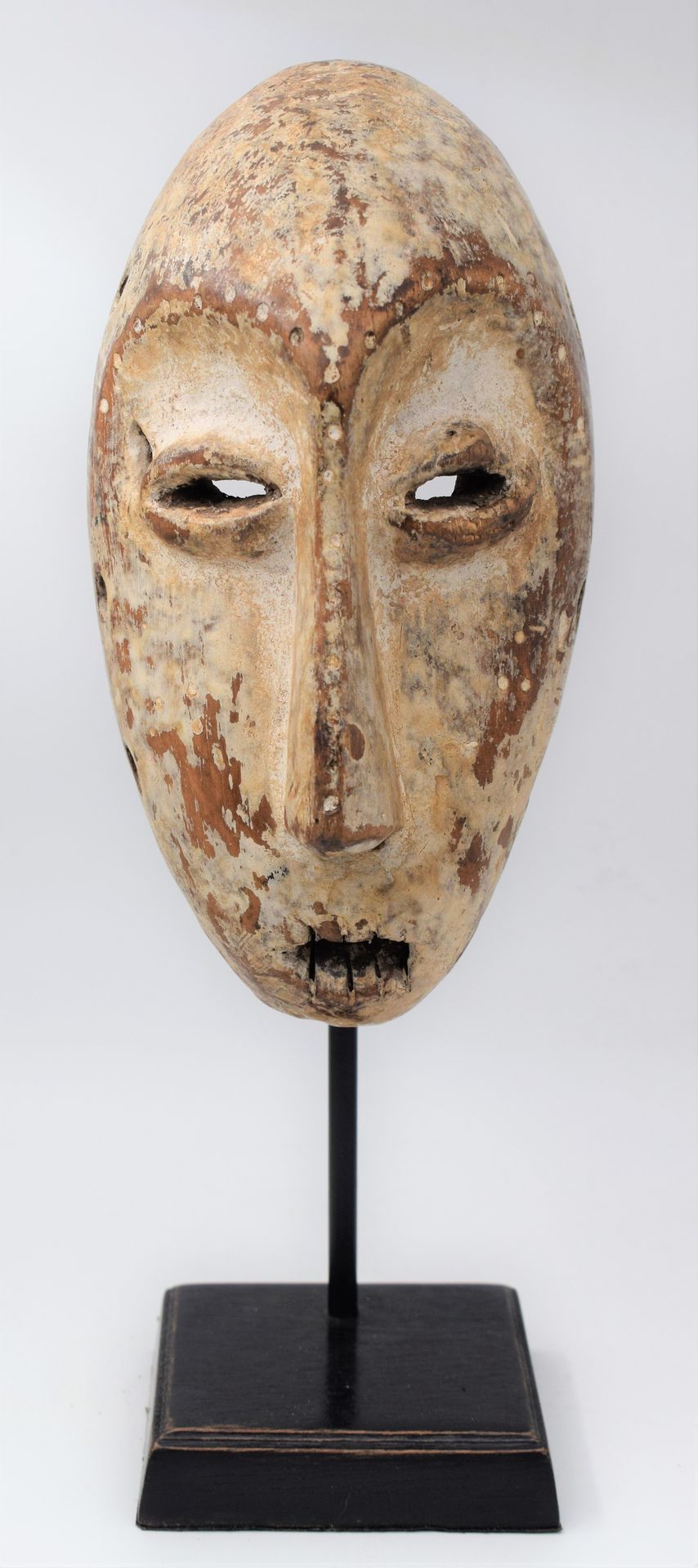 Null (KONGO) LEGA-Maske, 20. Jahrhundert, Sockel nach Maß, verbunden mit den Rit&hellip;